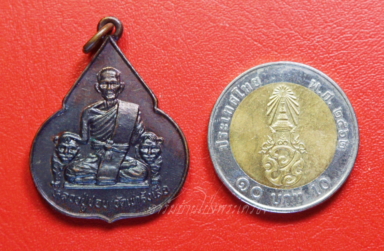 หลวงปู่ชอบ วัดเขารังเสือ รุ่นฉลองอายุ๗รอบ จับหัวเสือ เนื้อทองแดง(องค์ที่6)