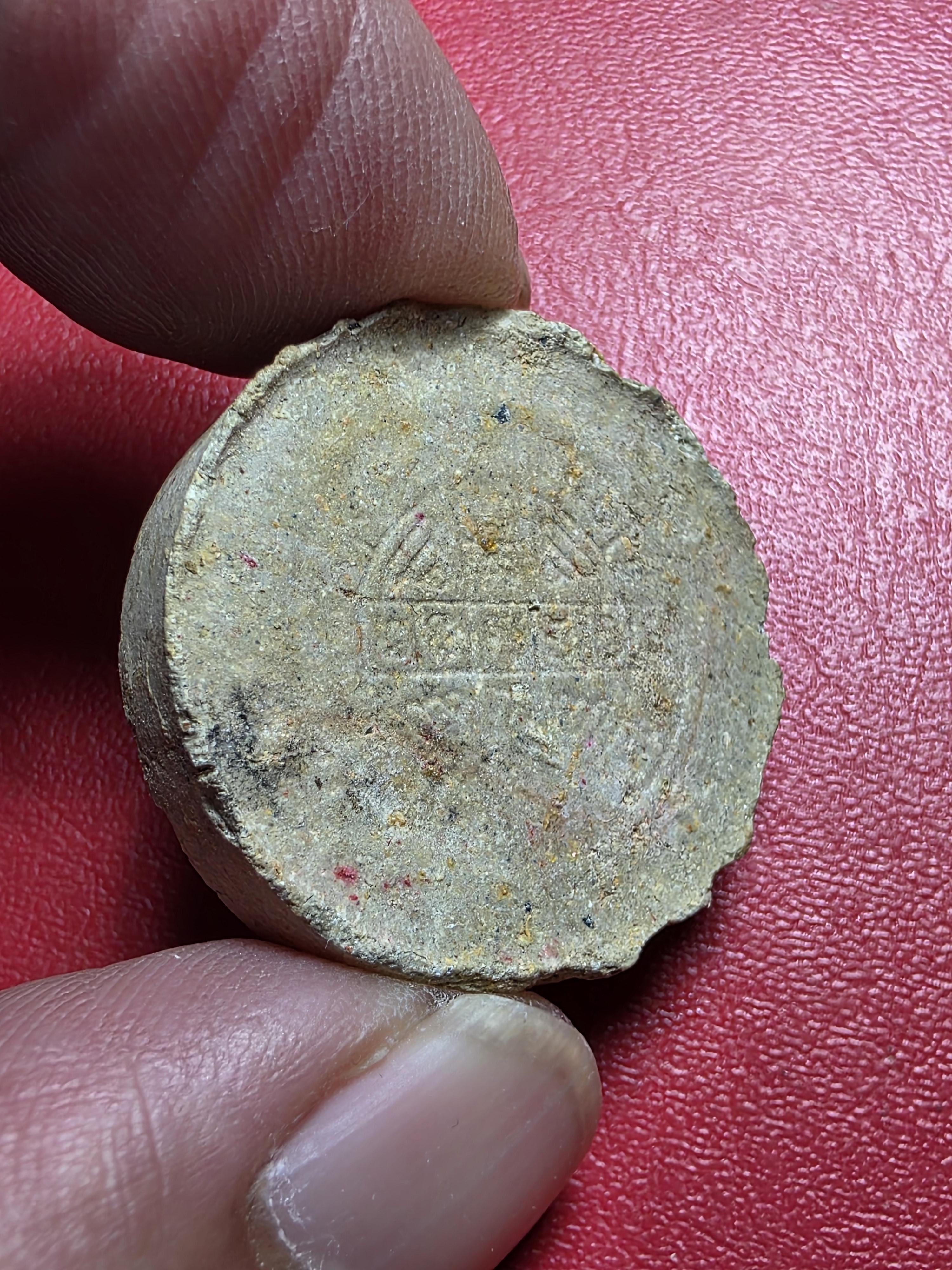 พระผงจันทร์ลอย หลังยันต์ หลวงปู่แผ้ว ปวโร วัดรางหมัน จ.นครปฐม(องค์ที่1)