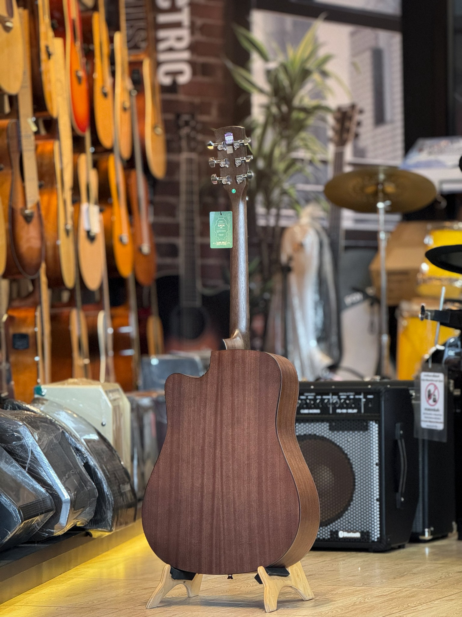 กีตาร์โปร่ง SAGA รุ่น SF600C ขนาด 41 นิ้ว ทรง Dreadnought Cutaway แถมฟรี กระเป๋าSAGAแท้/ปิ๊ก4อัน/ประแจ/คู่มือ