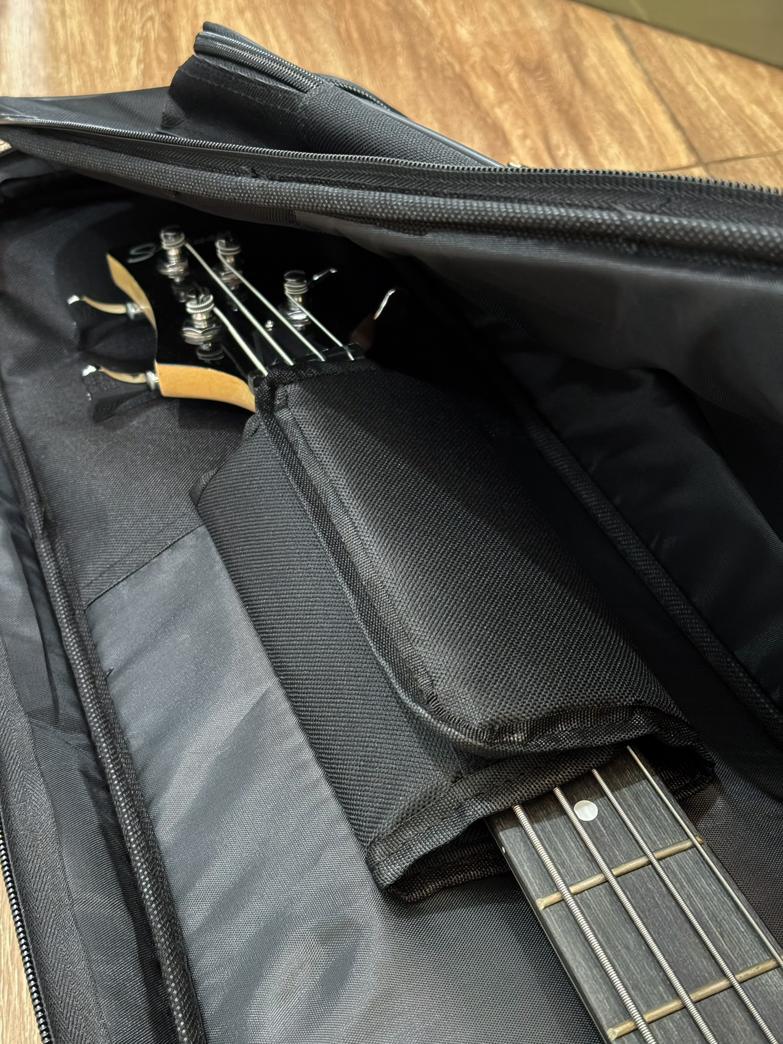 Fender กระเป๋าเบสไฟฟ้า บุฟองน้ำหนา 5 มิล ซอฟเคสเบสไฟฟ้า พร้อมสายคล้องคอ หูหิ้ว สายสะพายไหล่ปรับได้ สำหรับเบสทุกรูปทรง ขนาดมาตรฐาน 4-5 สาย