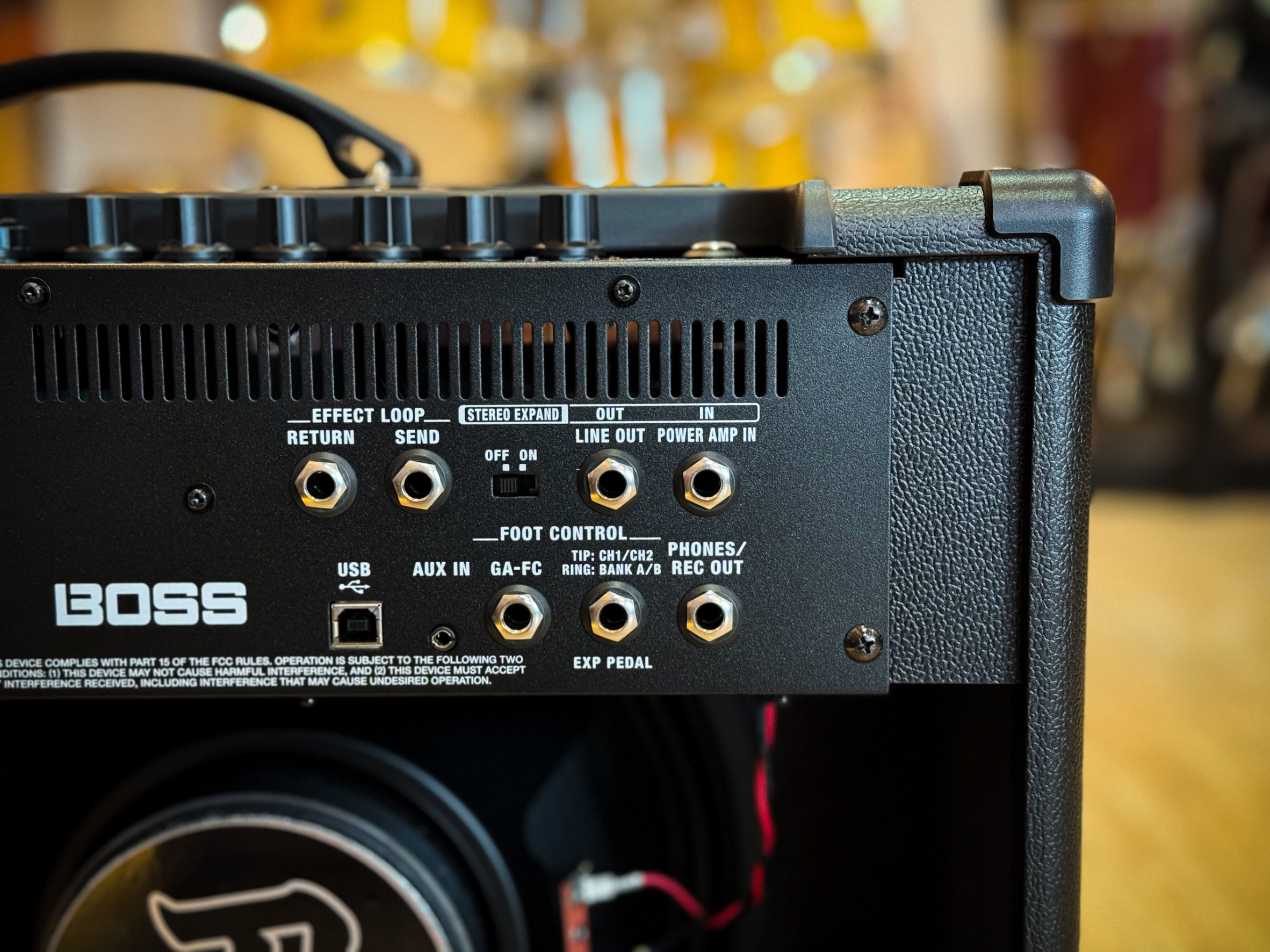 แอมป์กีตาร์ Boss Katana-100 ใช้ได้กีต้าร์ไฟฟ้า กีต้าร์โปร่ง ขนาด 100 วัตต์ ดอก 12 นิ้ว เป็นเพาเวอร์แอมป์ สำหรับปรีแอมป์ เอฟเฟคจำลองเสียง