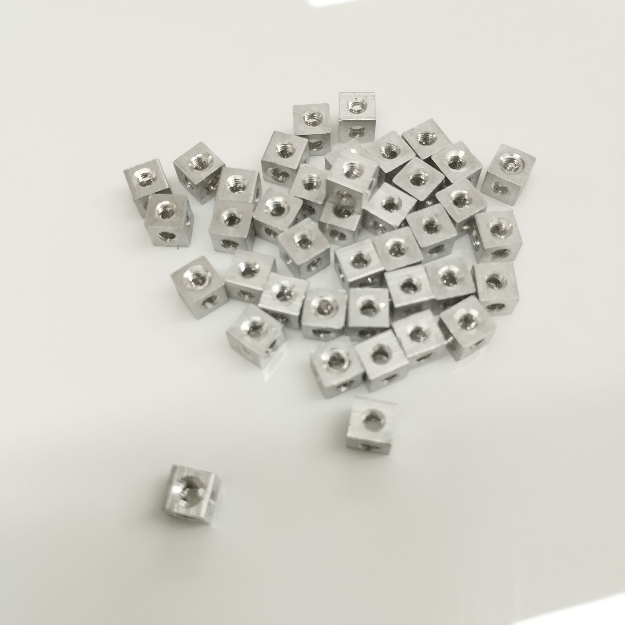 ์Nut block (นัทลูกเต๋า) M3 ทั้ง6รู ขนาด 8x8x8mm วัสดุอลูมิเนียม