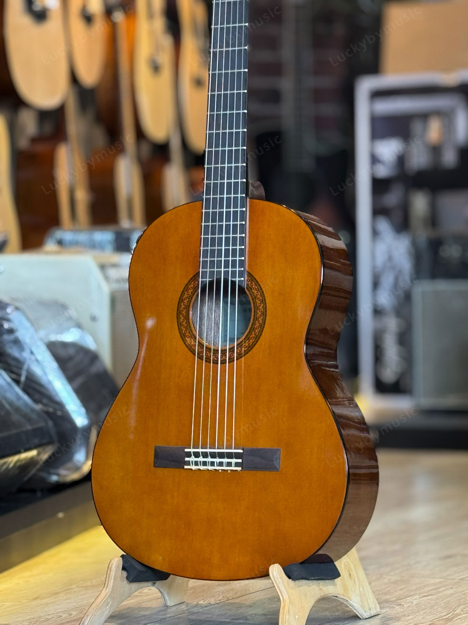 Yamaha® C40 Classical Guitar กีตาร์คลาสสิค ขนาด 39 นิ้ว รุ่น C40//02 Natural | จัดส่งในประเทศ ของแท้ 100%