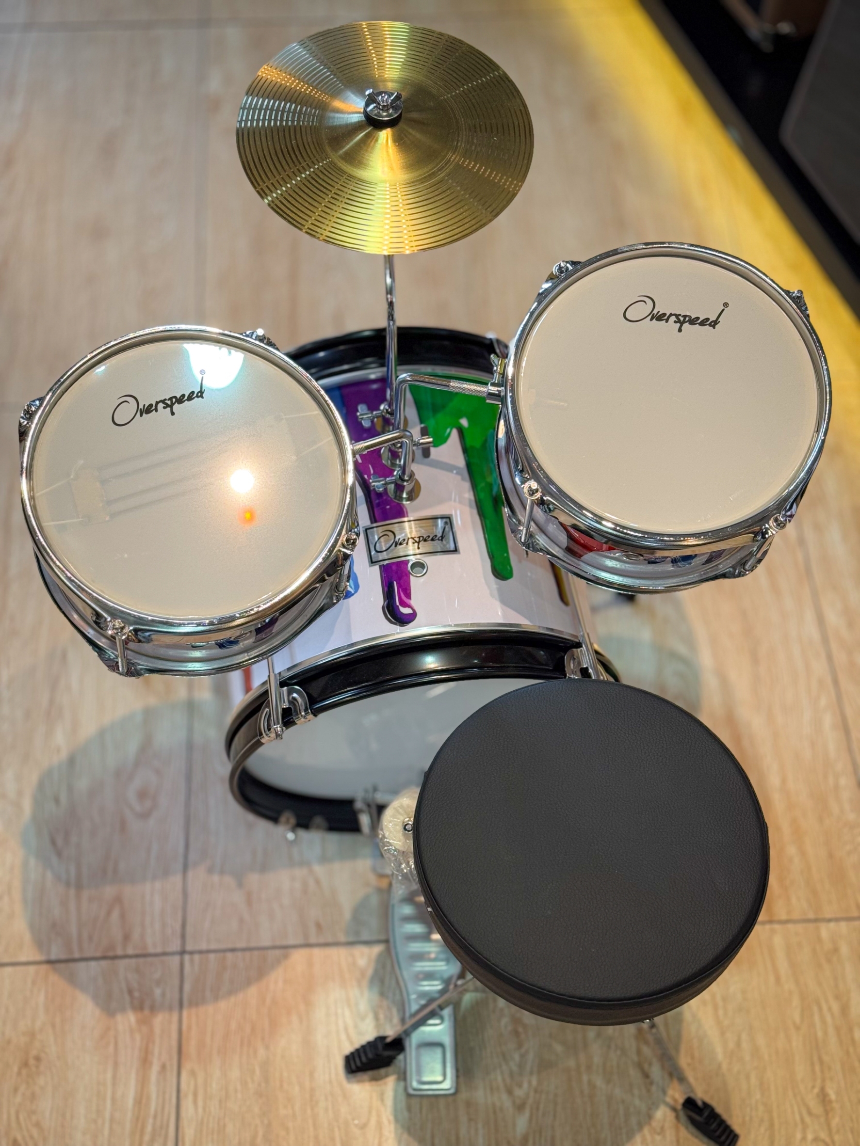 กลองชุดเด็ก Overspeed สีเรนโบว์ กลองชุด 3 ใบ พร้อมอุปกรณ์ครบชุด ขอบดำ แถมฟรี เก้าอี้กลอง+ไม้กลอง!!