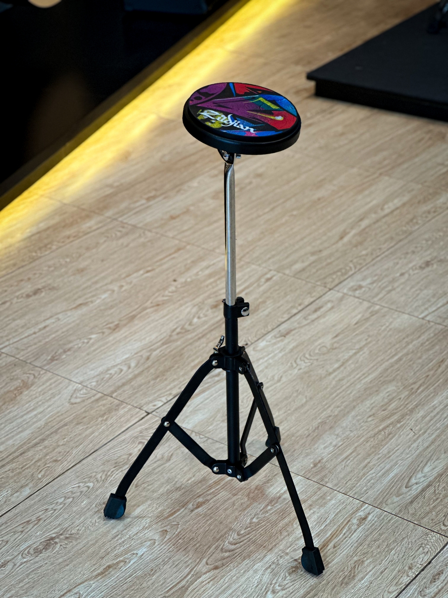 แป้นซ้อมกลอง Zildjian® Graffiti Practice Pad ขนาด 6 นิ้ว (15.24 ซม.) แป้นแบบซิลิโคน ด้านล่างมีฐานกันลื่น พกพาสะดวก