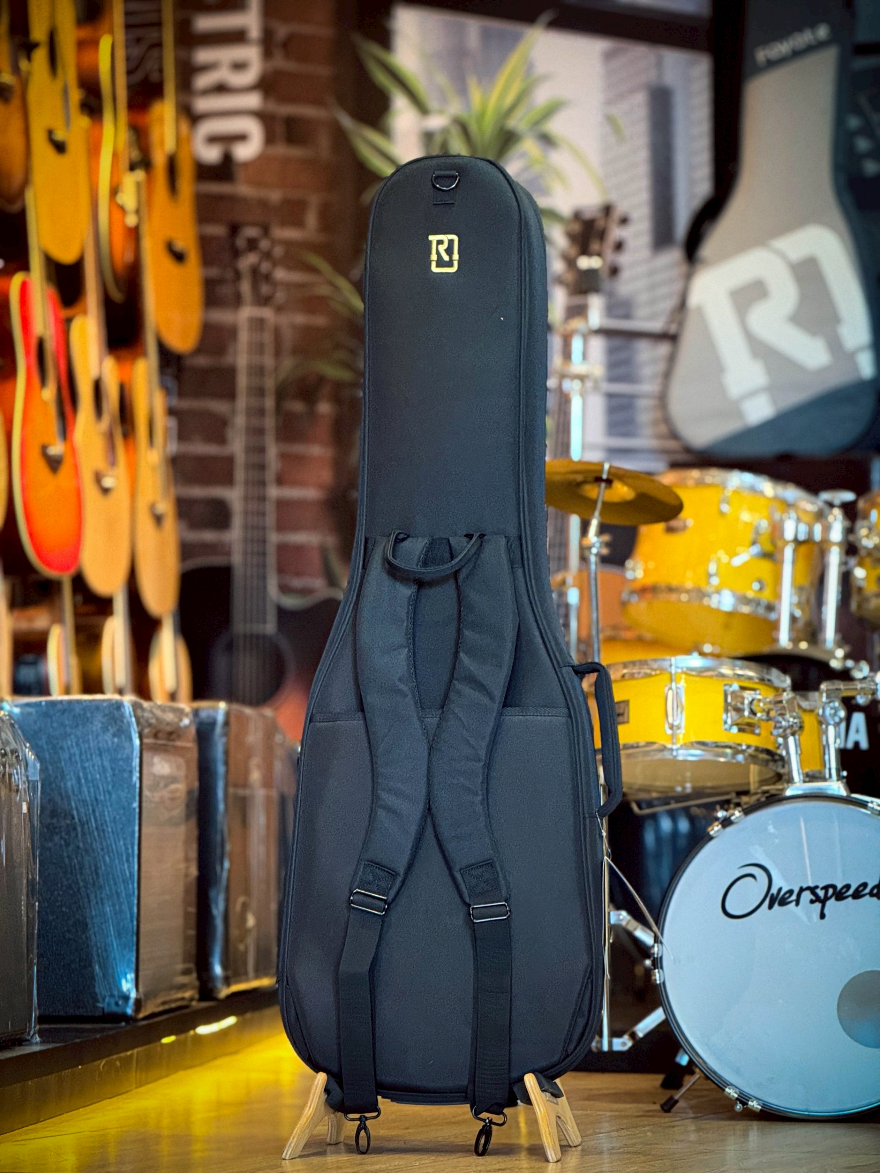 Real Mission สีดำ-ทอง ซอฟเคสกีตาร์ไฟฟ้า Soft Case กระเป๋ากีตาร์ไฟฟ้า ป้องกันการกระแทกได้ดี วัสดุกันน้ำ งานหนามาก