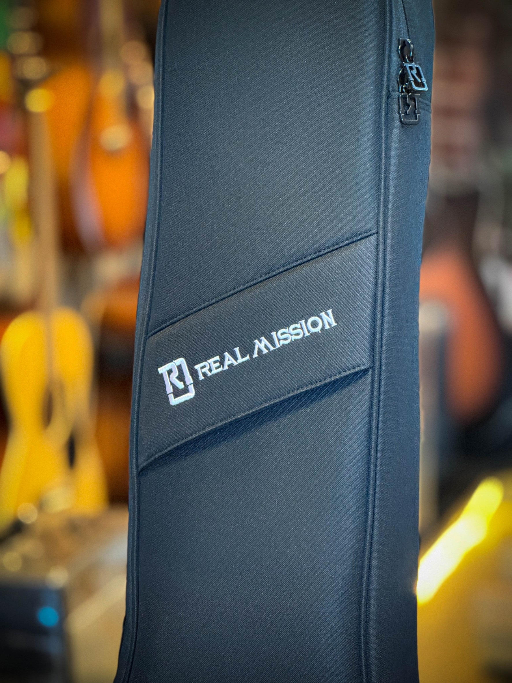 ซอฟเคสเบส Real Mission รุ่นผ้า ดำ/เทา ฟองน้ำหนามาก 20 มิล กระเป๋ากีต้าร์เบส มีหมอนรองคอ - ป้องกันการกระแทกอย่างดี