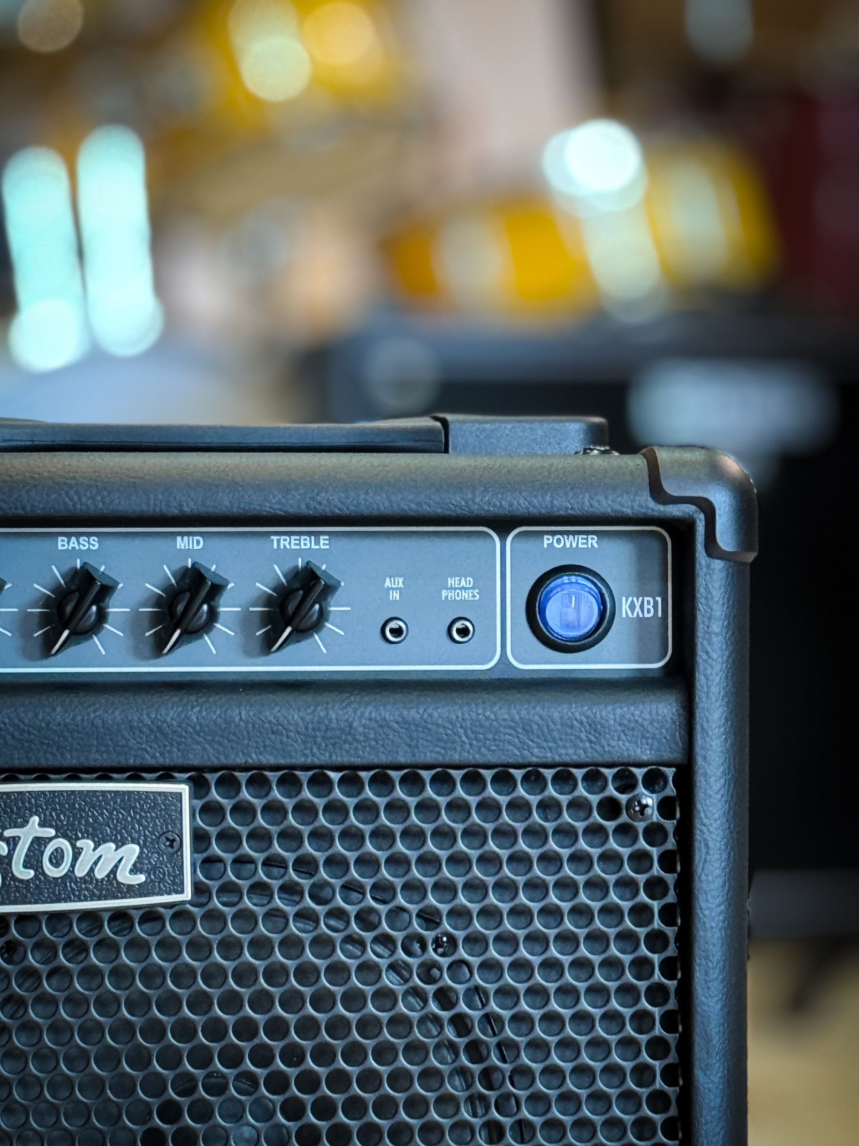 แอมป์เบส Kustom รุ่น KXB1 กำลังขับ 15 วัตต์ ดอกลำโพง 6 นิ้ว EQ Bass, Mid, Treble พกพาง่าย เสียงดังเกินตัว