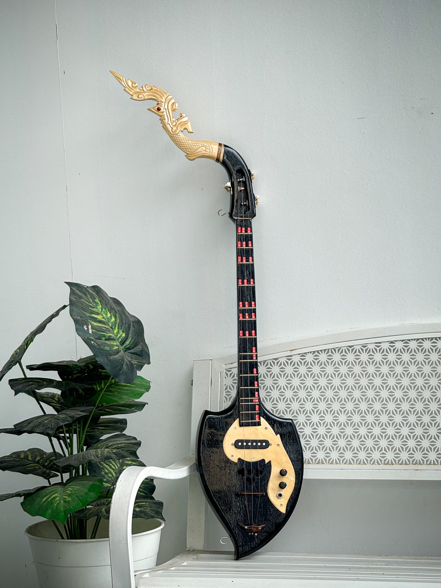 พิณโปร่งไฟฟ้า ไม้ชิงชังอย่างดี หัวพิณพญานาคสามาถถอดได้ พร้อม ปิ๊ก สายสพาย สายแจค กระเป๋า