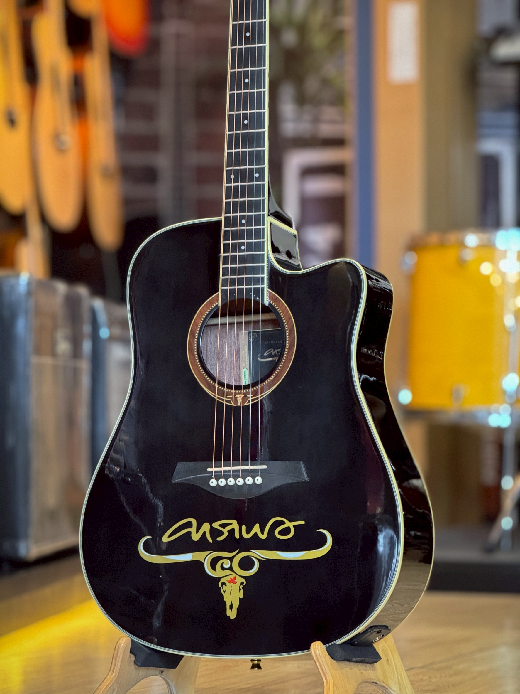 กีตาร์โปร่งไฟฟ้า Carabao คาราบาว 40 ปี 40CG-BLK/C คอเว้า ภาคไฟฟ้า GT-4 พร้อม ปิ๊ก4อัน/ประแจ/คู่มือ/กระเป๋า