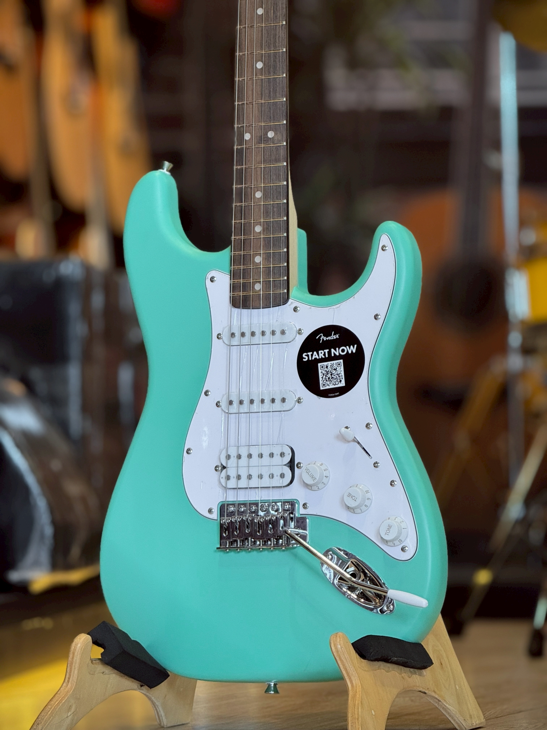 กีตาร์ไฟฟ้า Squier Debut Stratocaster HSS (สี Sea Foam Dreen / Dakota Red ) พร้อม ปิ๊ก คันโยก