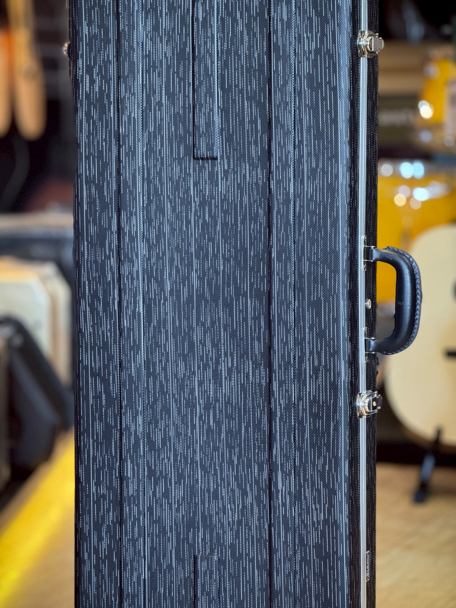 ฮาร์ดเคสกีต้าร์ไฟฟ้า Siam music EC-501 แข็งแรง ทนทาน ด้านในบุกำมะหยี่สีแดง