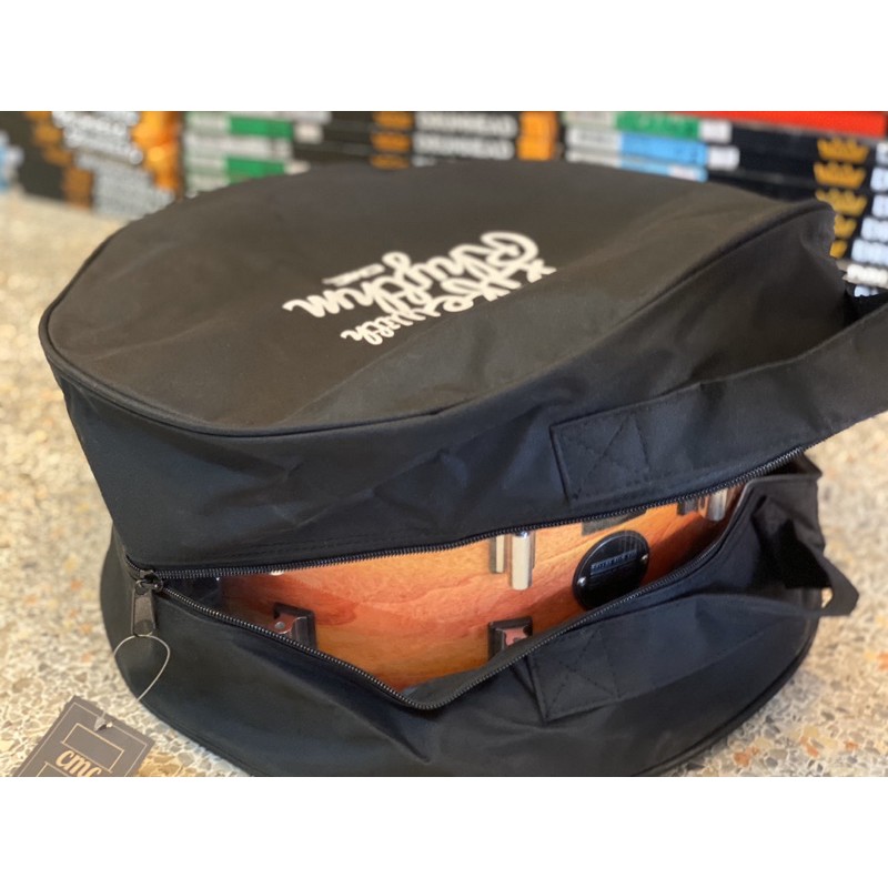 กระเป๋าสแนร์ CMC "Life with Rhythm" / The market รุ่นหูหิ้ว ของแท้ 100% สามารถใส่สแนร์ได้ถึง 14x8"