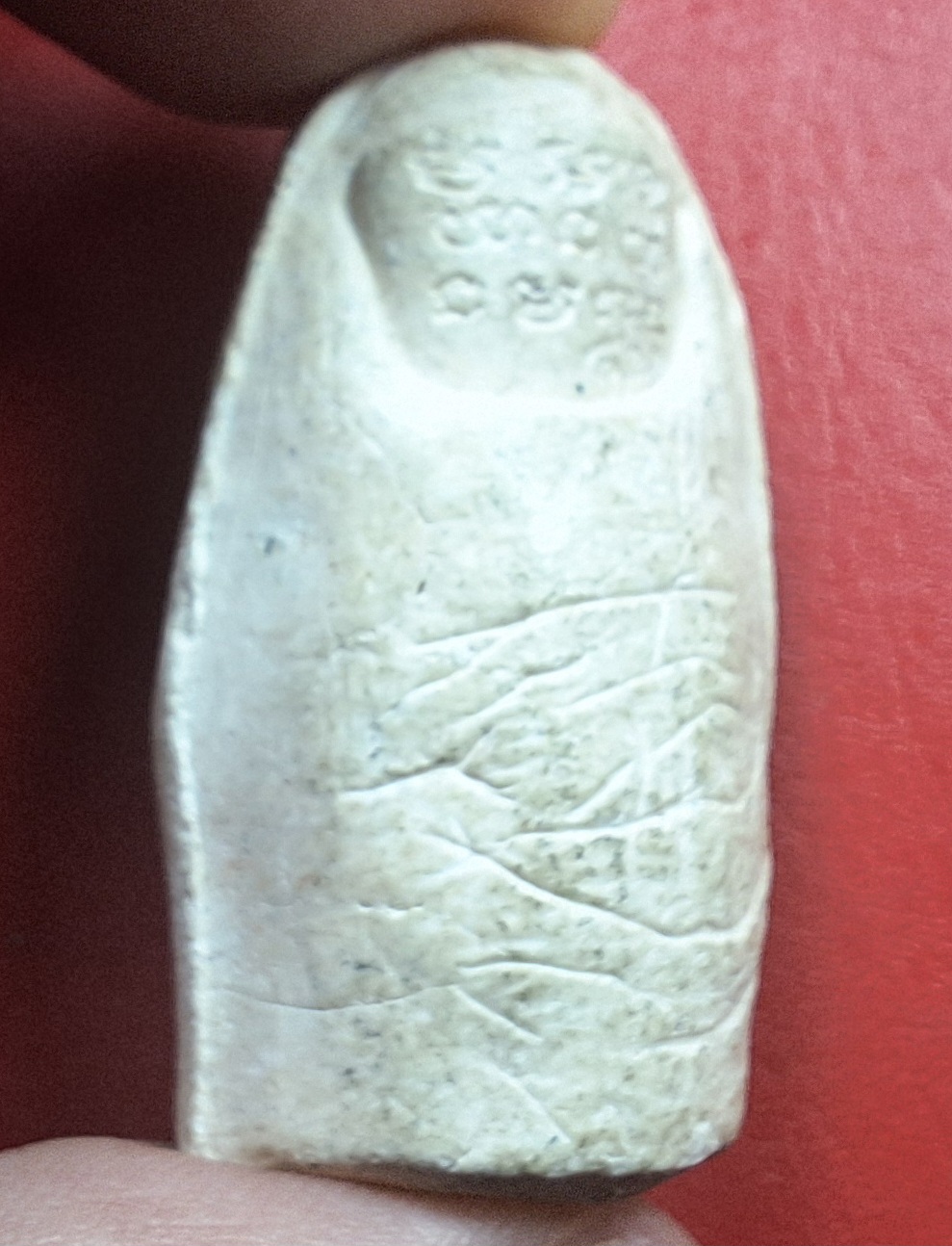 หลวงพ่อคูณ วัดบ้านไร่ นิ้วโป้งจำลอง ลงอักขระยันต์ ปี๒๕๓๖ เนื้อผง(องค์ที่17)