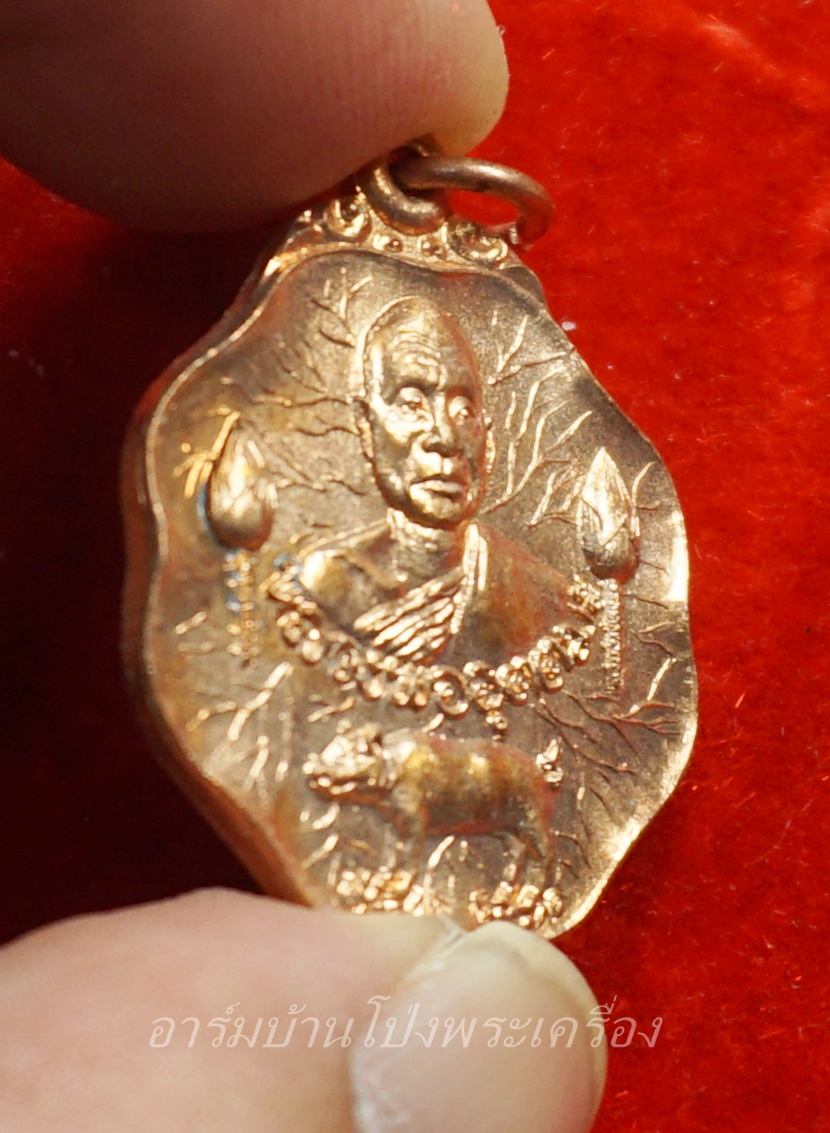 หลวงพ่ออุตตมะ ออกวัดบ้านโป่ง สร้างศาลาการเปรียญ หลังยันต์หมู เนื้อทองผิวไฟ(องค์ที่2)