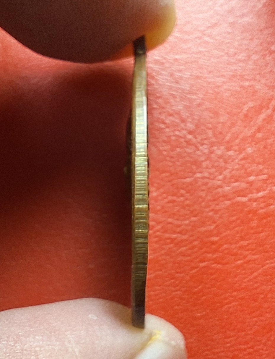 พระครูวิมลกิตติ(หลวงพ่อฮวด) วัดพเนินพลู รุ่นแรก ออกวัดอัมราวัน ปี๒๕๐๑ เนื้อกะไหล่ทอง(องค์ที่8)