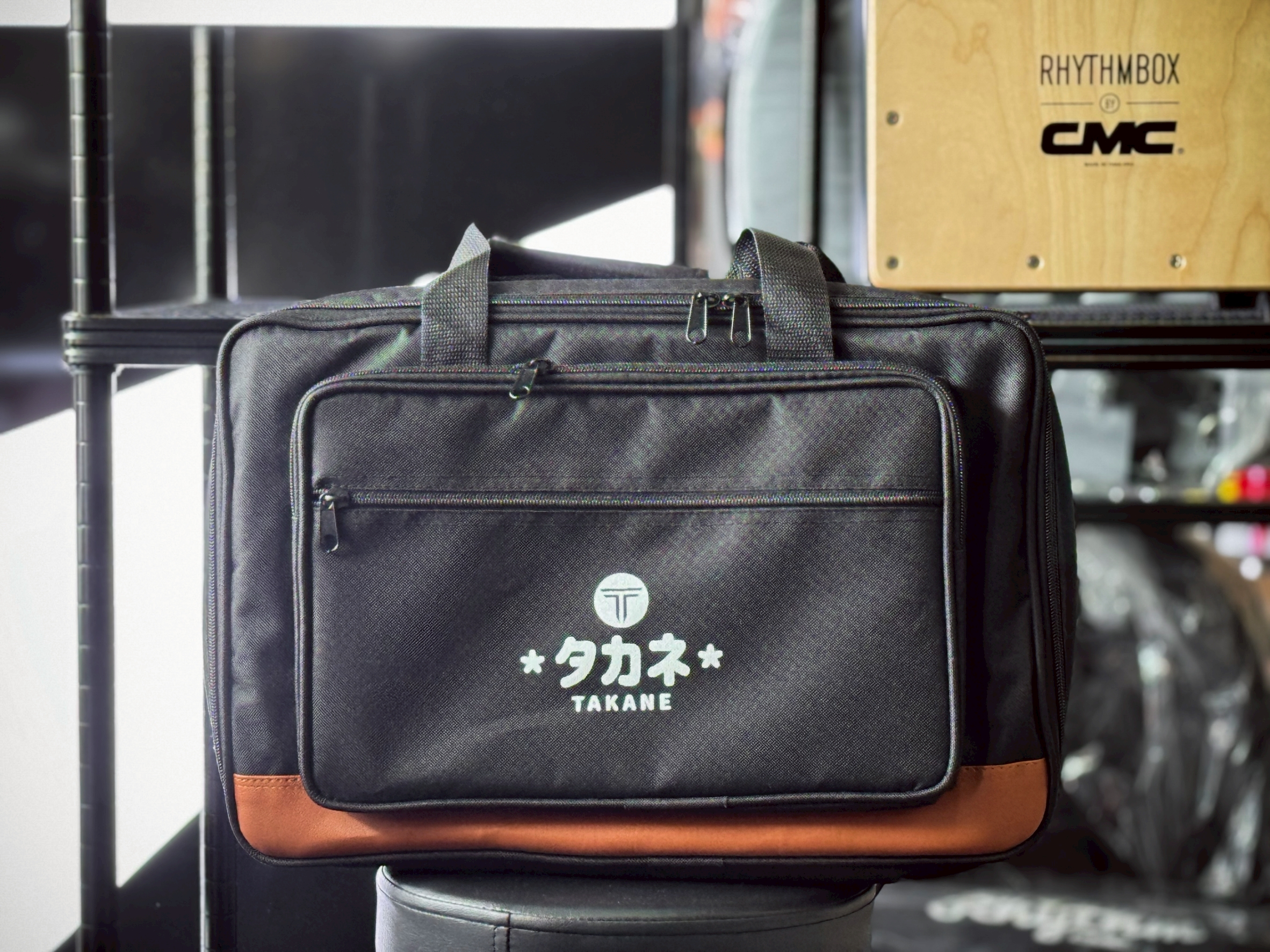 กระเป๋ากระเดื่องTakane สีดำแถบหนังน้ำตาล บุฟองน้ำ 12 มิล กช้ได้ทั้งแบบหิ้วเป้สะพายหลัง ใช้ได้ทั้งคู่เดี่ยว บุฟองน้ำหนา พกพาง่าย