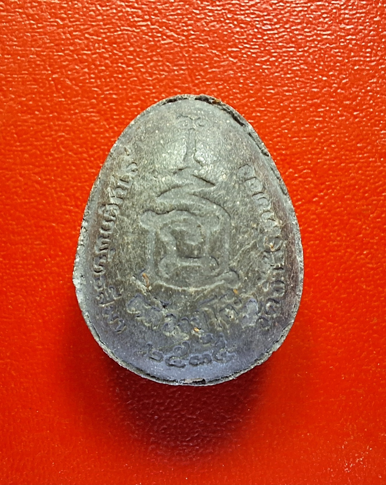 หลวงปู่โต๊ะ วัดถ้ำสิงโตทอง ที่ระลึกในงานผูกพัทธสีมา ปี๒๕๓๕ กนกข้าง เนื้อผงใบลาน(องค์ที่2)