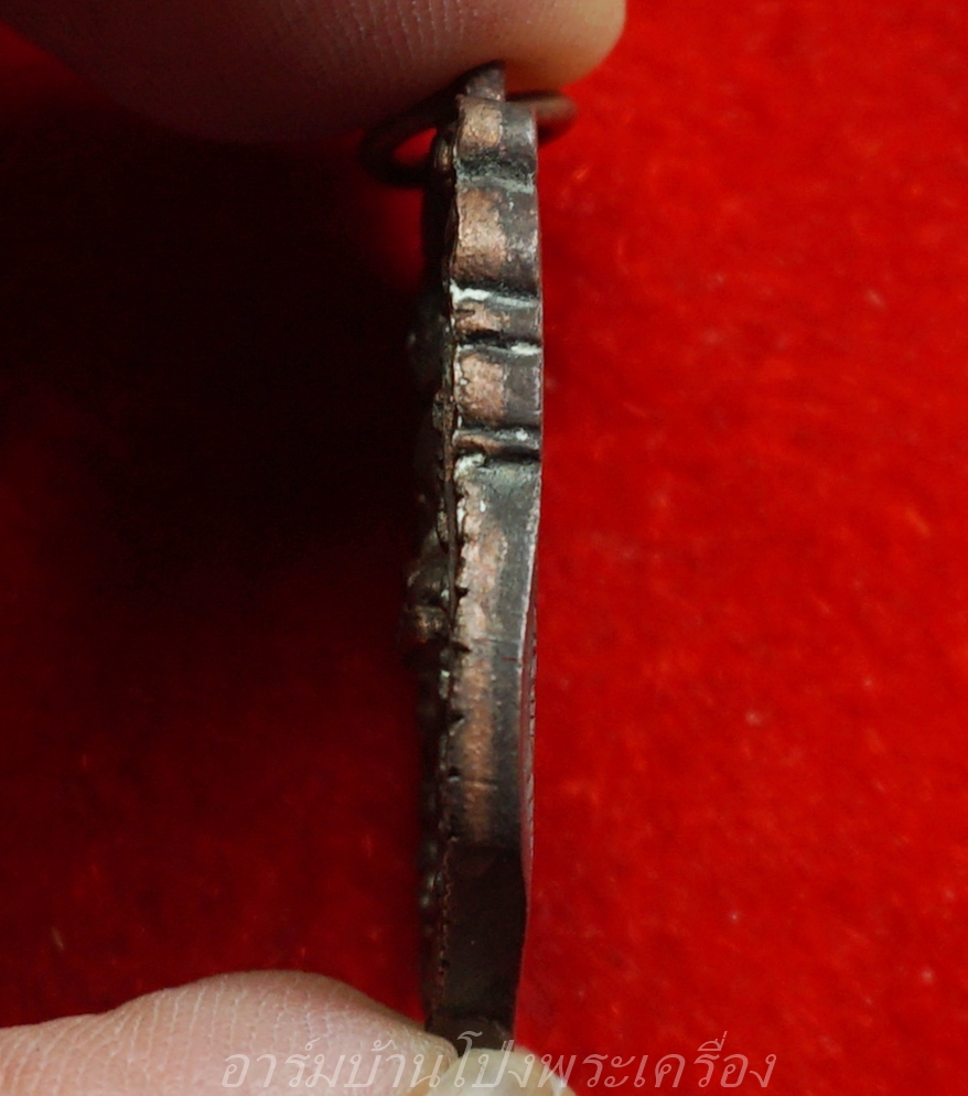 หลวงพ่อพุฒ วัดกลางบางพระ เหรียญหล่อนั่งปืน เนื้อทองแดง(องค์ที่1)