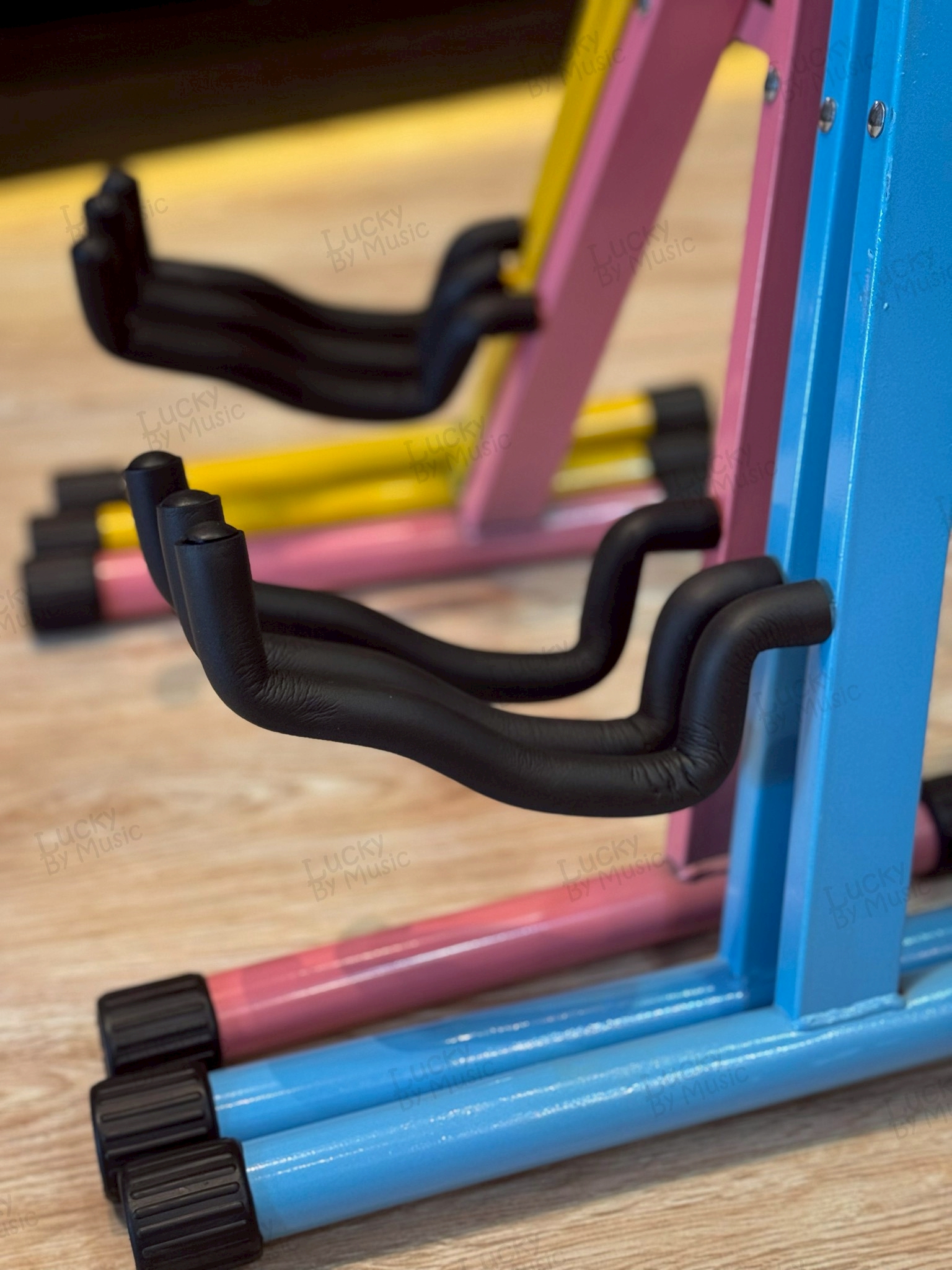 ขาตั้งกีต้าร์ทรง A Colour เลือกสีได้ ตั้งได้ทั้งกีตาร์โปร่ง/ไฟฟ้า/เบส วัสดุโลหะอย่างดี แข็งแรง พับเก็บได้สะดวก ขาตั้งเครื่องดนตรี Guitar Stand