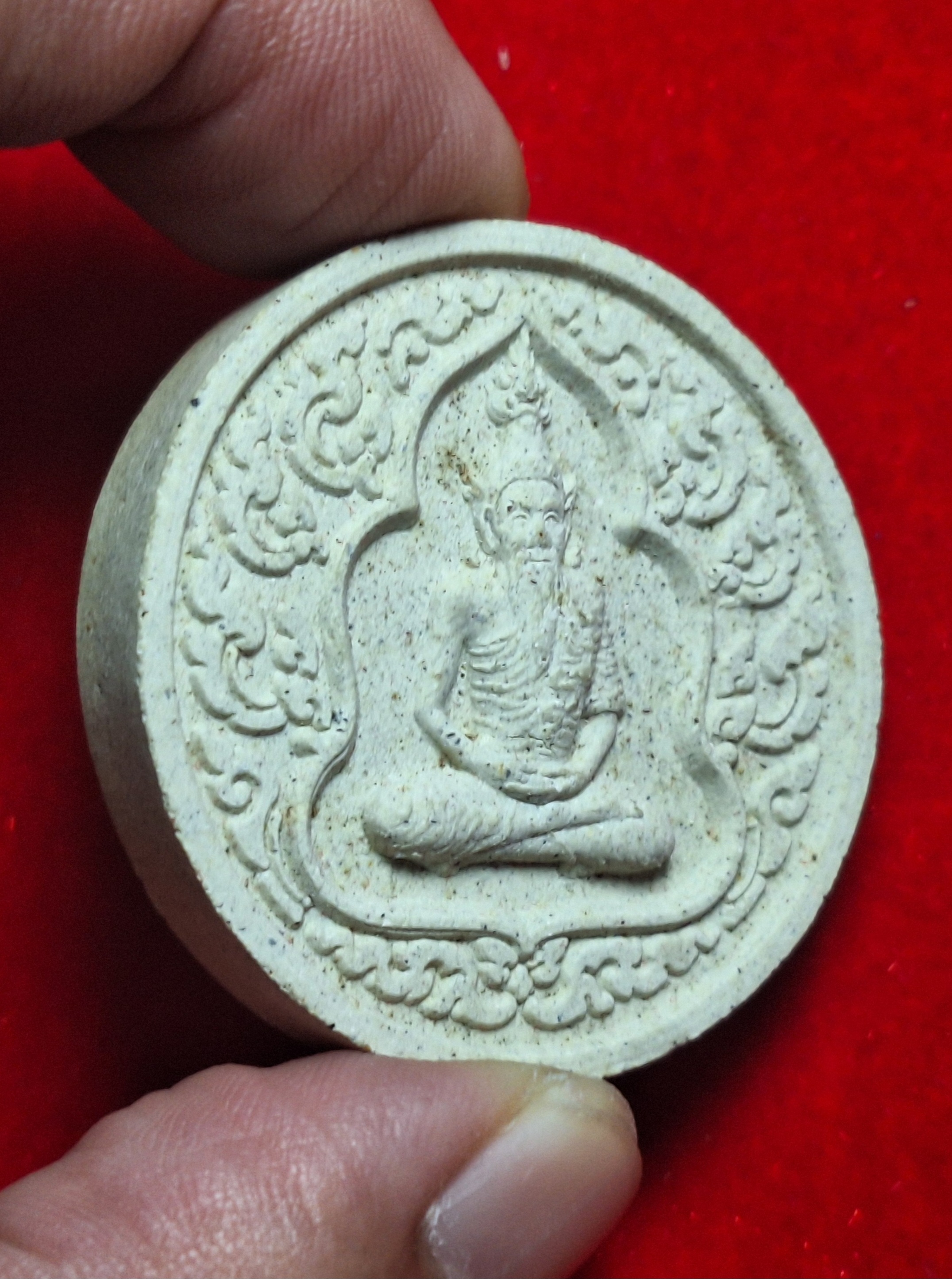 หลวงปู่ต้อย วัดสนามแย้ เศียรพ่อแก่ฤาษีนารอด หลังปู่ฤาษีนารายณ์ รุ่นแรก ปี๒๕๕๓ เนื้อผงพุทธคุณ(องค์ที่3)