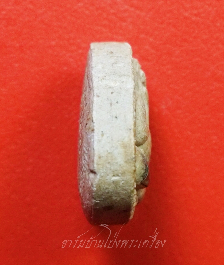 หลวงปู่แผ้ว วัดกำแพงแสน พระผงปิดตาจิ๋ว ออกงานปิดทอง ปี๒๕๕๐ เนื้อผงสีขาว ฝังตะกรุด(องค์ที่1)