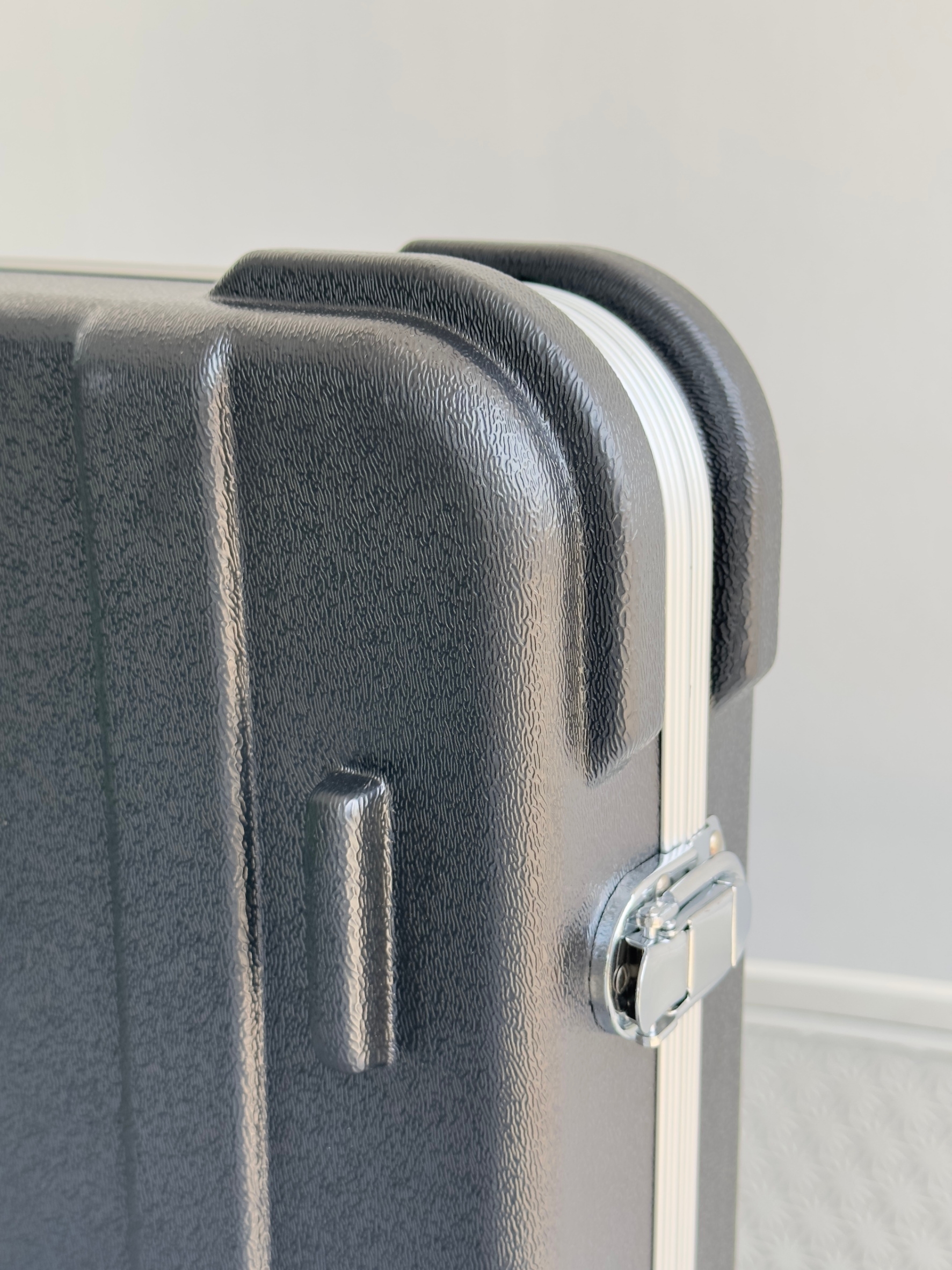 Bass Hard case GRB-EABS ฮาร์ดเคสเบสไฟฟ้า พรมดำ เหลี่ยม งานไฟเบอร์ ล๊อคได้ แข็งแรง ทนทาน