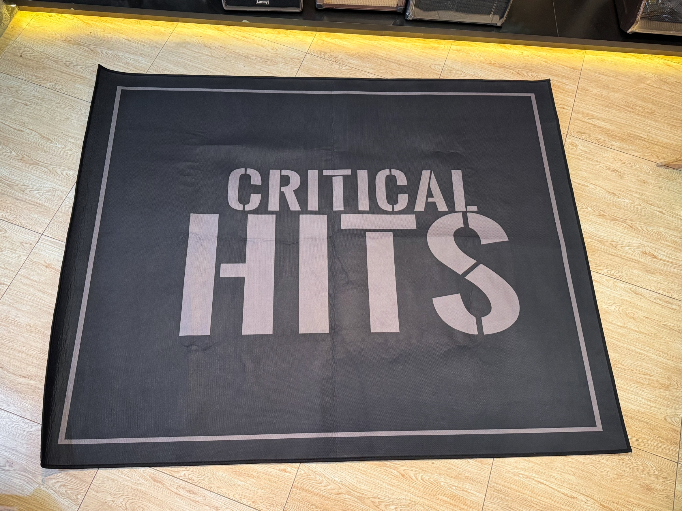 พรมกลอง Critical Hit ขนาด 160 x 200 ซม. มียางใต้พรม ทำให้เวลาตีกลองพรมไม่เลื่อนขยับ ผ้าหนา ม้วนเก็บได้ พรมสีดำ คุณภาพสูง