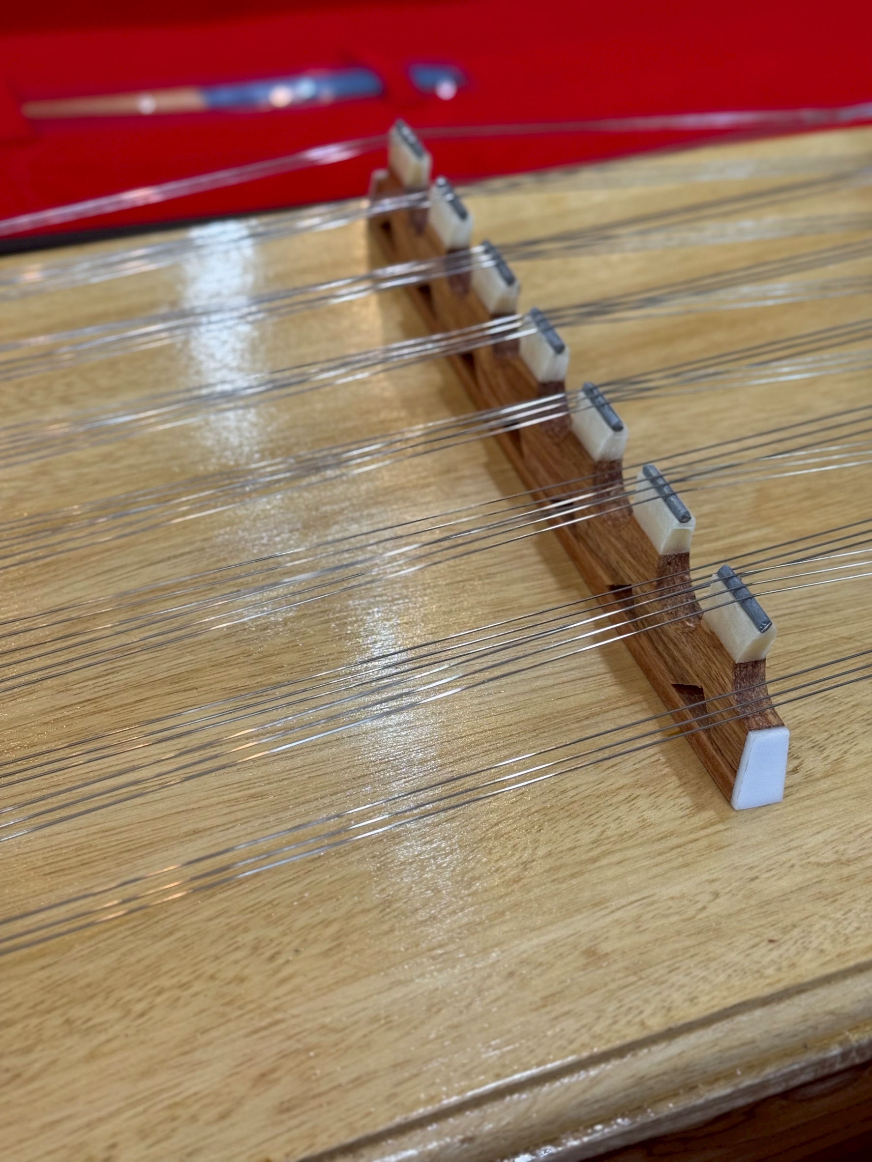 ขิมคางหมูไม้สักทอง โชว์ลายไม้ ขิมพร้อมส่ง ขิมคางหมู ไม้สักทอง ให้เสียงนุ่มหวาน พร้อมอุปกรณ์