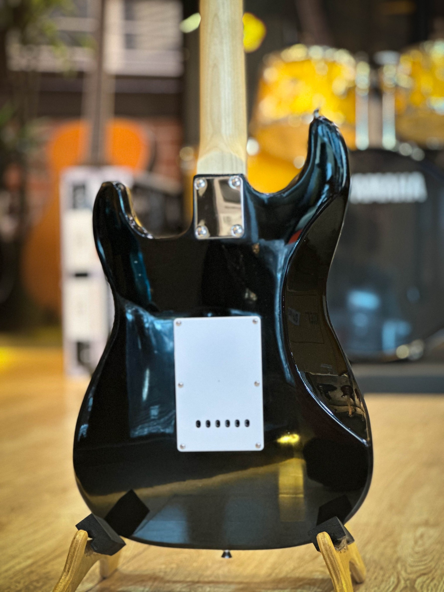 กีต้าร์ไฟฟ้า Siam music SM-02-F คอขาว สีดำ ปิ๊กอัพ HSS พร้อมเซต ตู้แอมป์ DE-20 ฟรี กระเป๋า สายแจ็ค ปิ๊ก2อัน