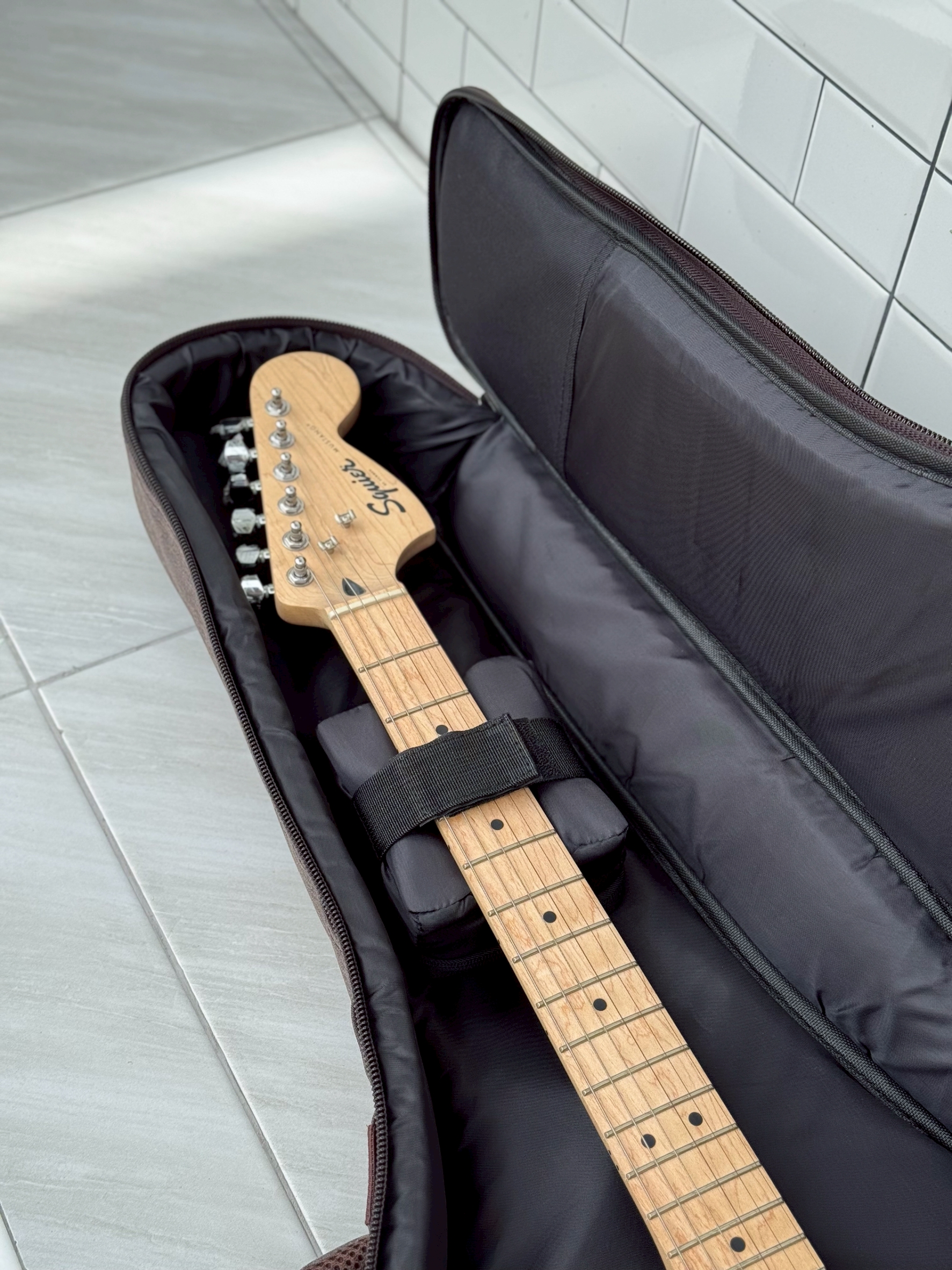 ซอฟเคสไฟฟ้า Jinchuan JC B-2317 [BW] กระเป๋ากีตาร์ไฟฟ้า บุฟองหนา12มิล สายรัดคออย่างดี พร้อมหูหิ้ว/สะพายหลัง