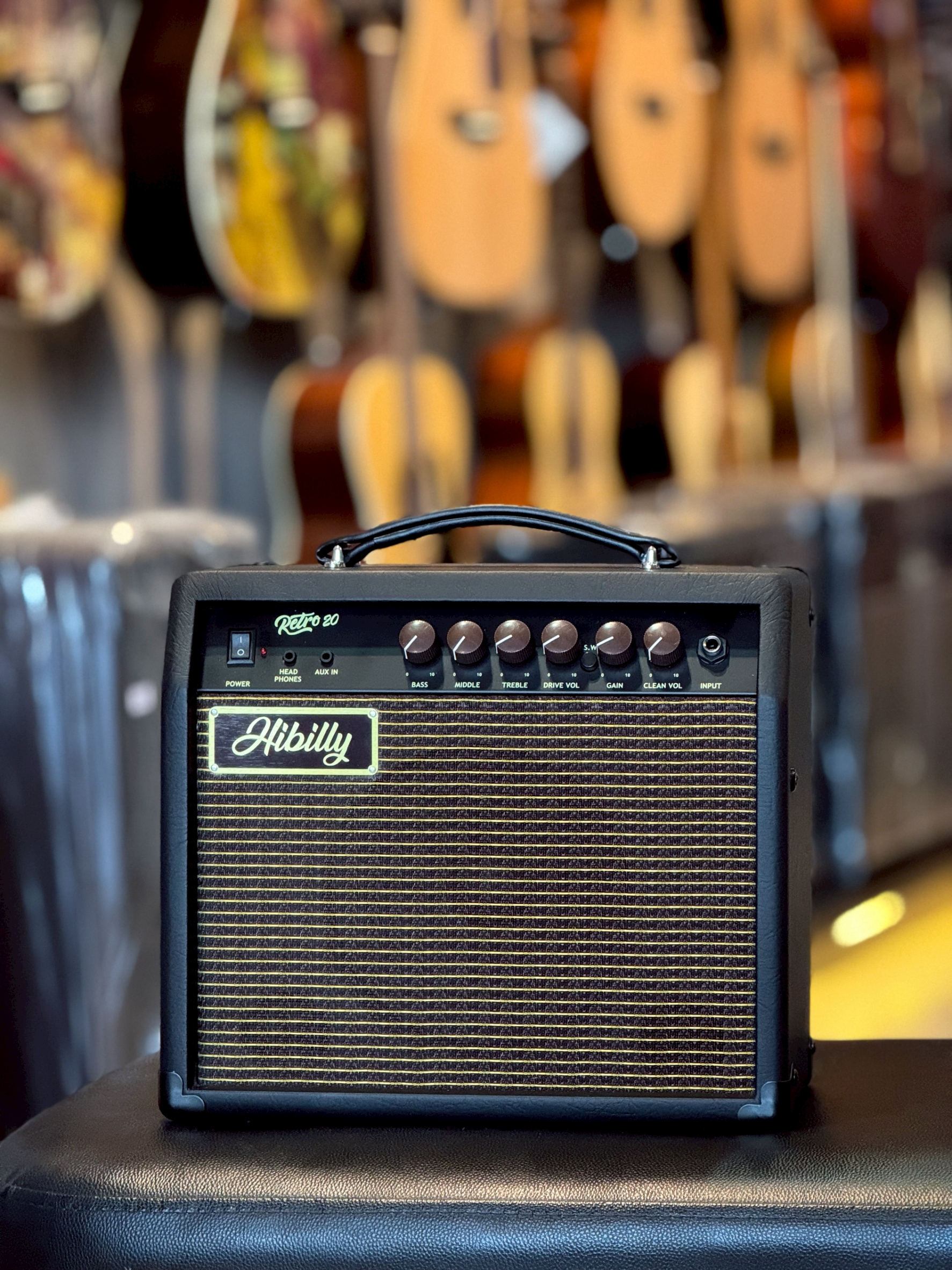 แอมป์กีต้าร์ Hibilly Retro20 Solid State BK ขนาด 20 วัตต์ สามารถคุมเสียงหรือสร้างเสียงที่หลากหลายและมีคุณภาพสูงได้อย่างดีเยี่ยม