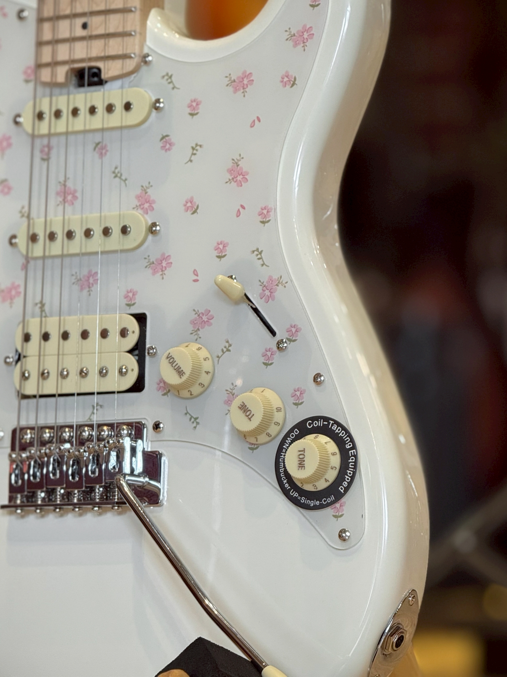 Daisy Jeni 2025 กีตาร์ไฟฟ้า ปิ๊กการ์ดลายดอกไม้ ตัดคอยล์ ได้ แถมฟรี กระเป๋าแท้ Daisy / ปิ๊ก4อัน / ประแจ / คู่มือ / สายแจ็ค / คันโยก 🌸✨