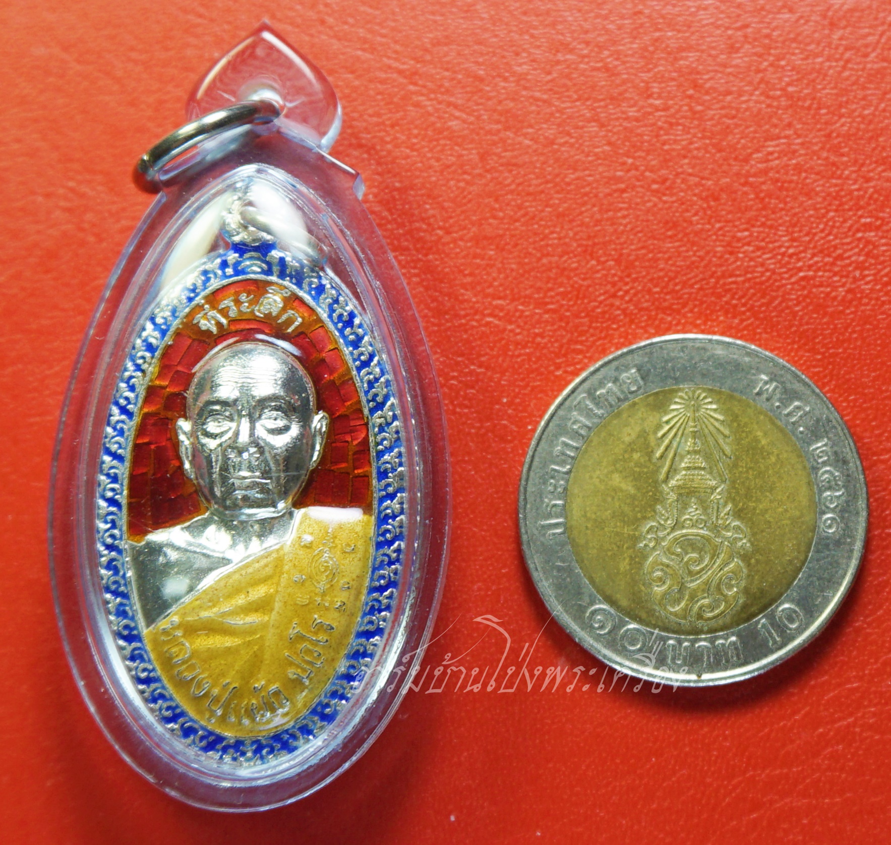 หลวงปู่แผ้ว ปวโร วัดรางหมัน ใบขี้เหล็กหลวง สธ ปี๒๕๕๖ เลข๖๔๑ เนื้อเงินลงยาสีแดง(องค์ที่2)