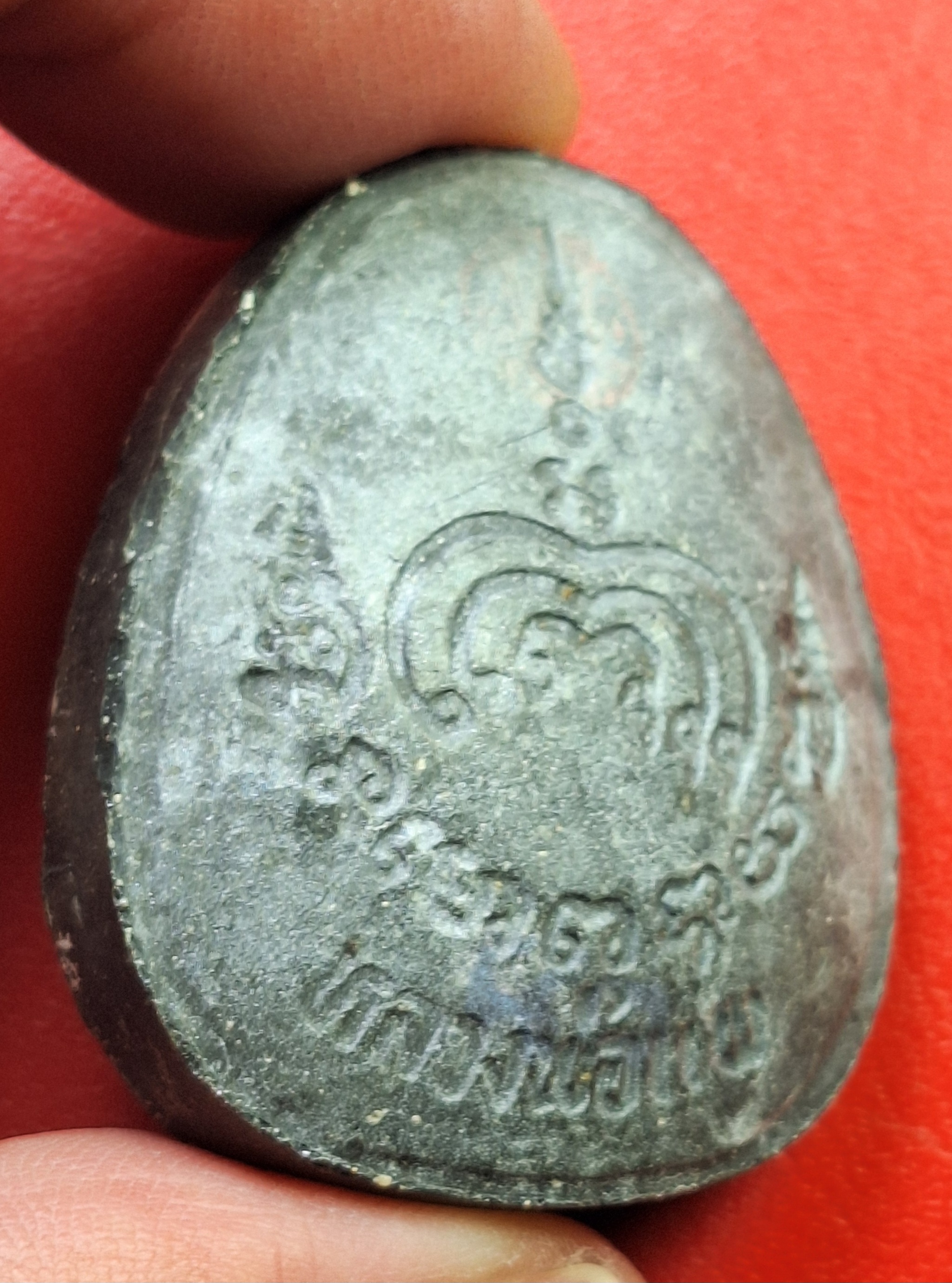 หลวงพ่อแพ วัดพิกุลทอง จ.สิงห์บุรี ปิดตา พิมพ์ใหญ่ เนื้อผงสีดำ ฝังตะกรุด2ดอก(องค์ที่1)