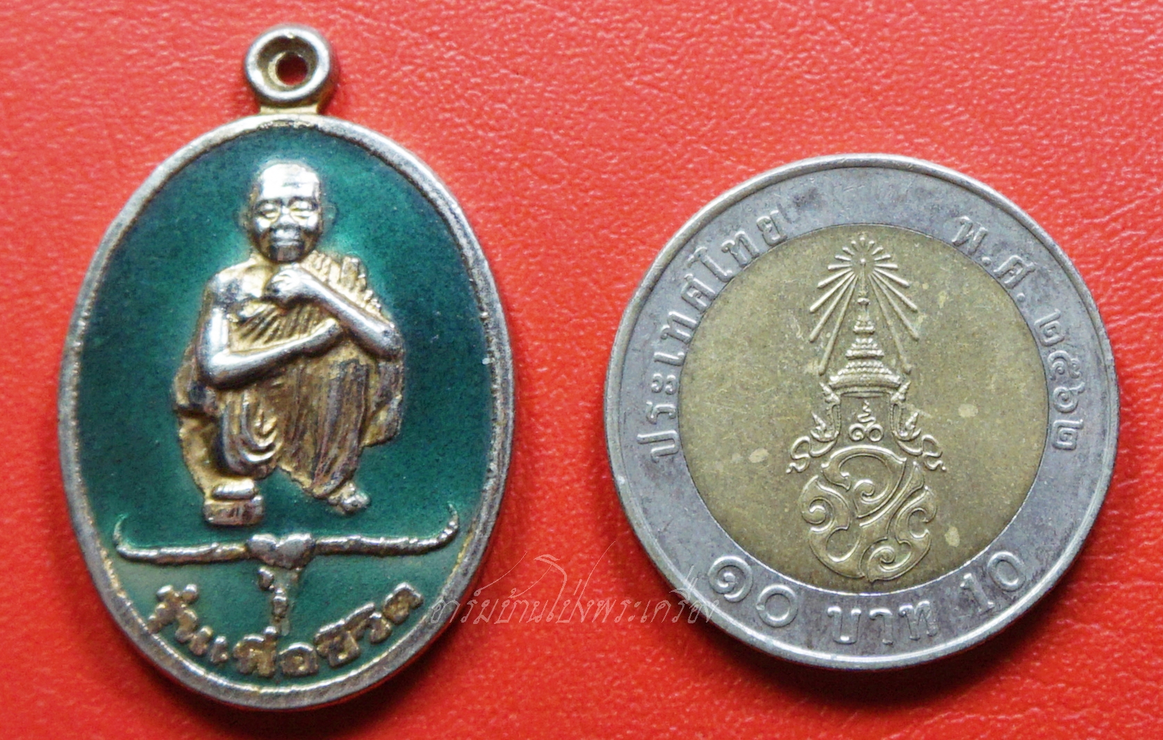 หลวงพ่อคูณ วัดบ้านไร่ รุ่นเพื่อชีวิต ปี๒๕๓๙ เนื้อกะไหล่ทองลงยาสีเขียว จัดสร้างโดยวงคาราบาว ด้านหลังตอกโค๊ต"จ"(องค์ที่6)