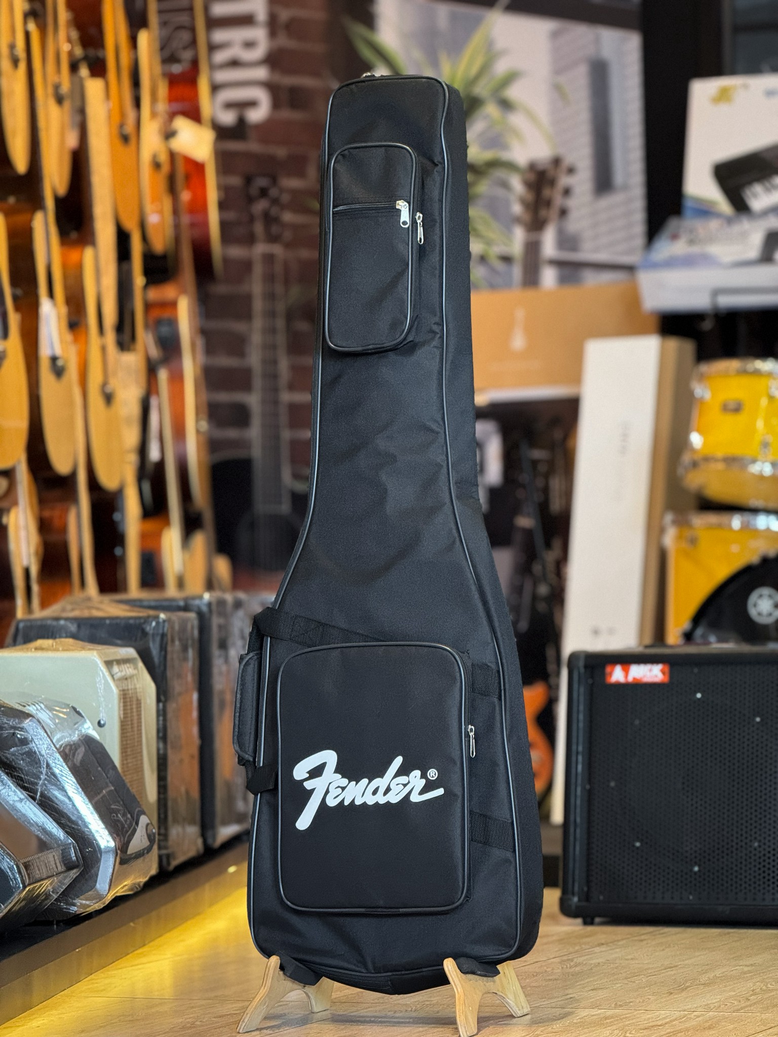Fender กระเป๋าเบสไฟฟ้า บุฟองน้ำหนา 5 มิล ซอฟเคสเบสไฟฟ้า พร้อมสายคล้องคอ หูหิ้ว สายสะพายไหล่ปรับได้ สำหรับเบสทุกรูปทรง ขนาดมาตรฐาน 4-5 สาย