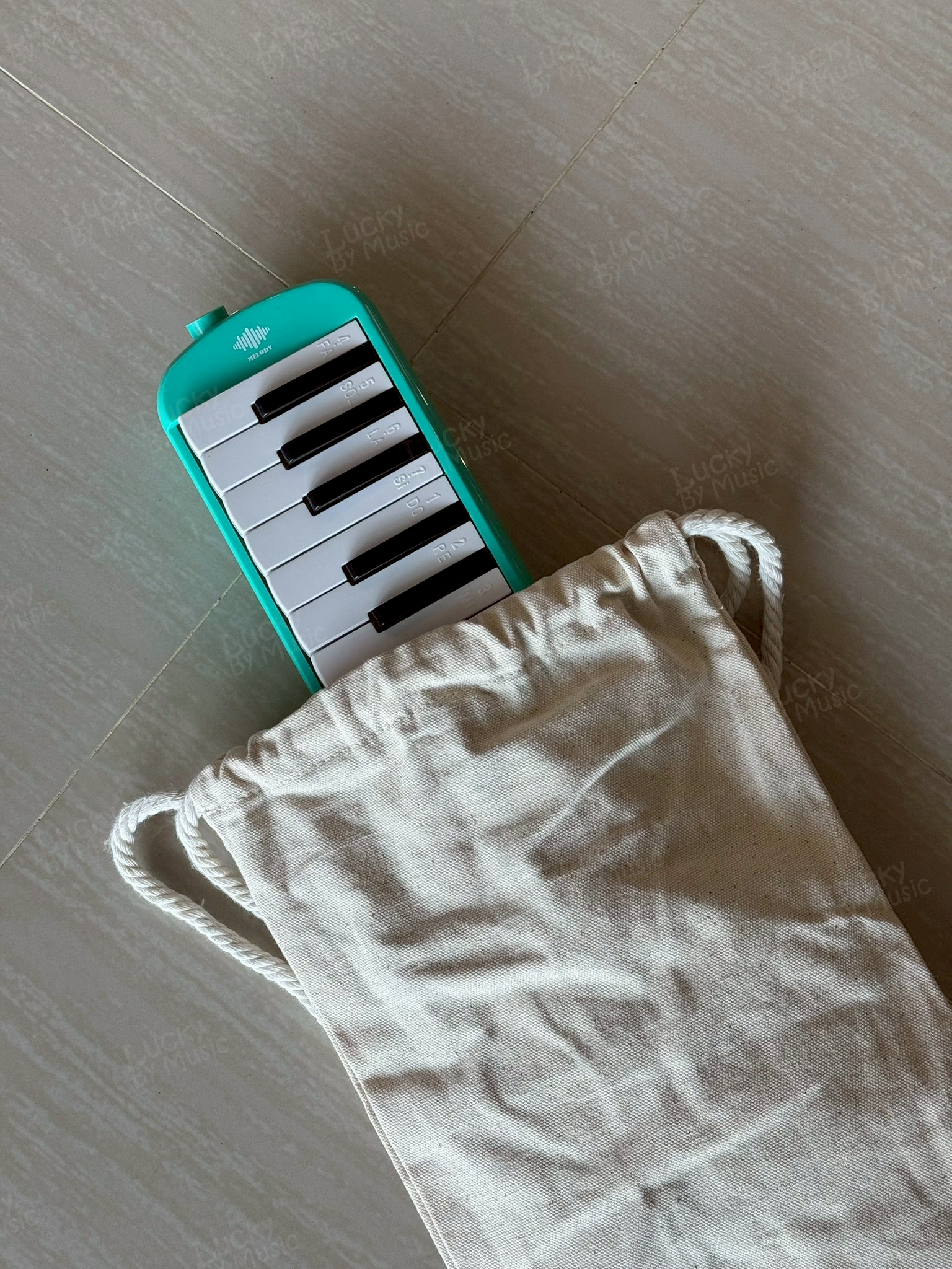 กระเป๋าผ้าใส่เมโลเดี้ยน ผ้าดิบหนา มีสายสะพายสองเส้น รูดเชือกปิดกระเป๋าได้