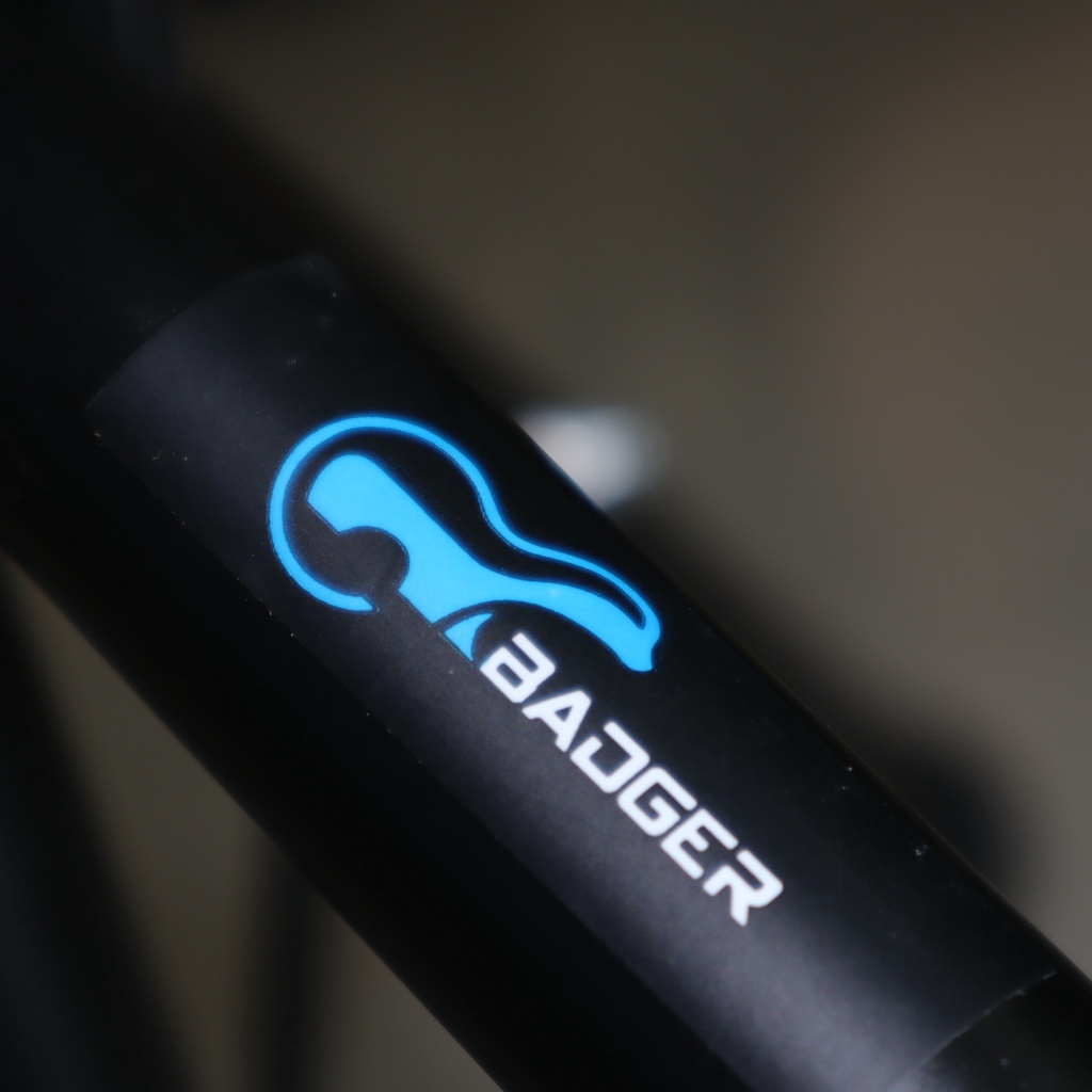 เก้าอี้กลอง BADGER เบาะทรงกลม ขาเคลือบสีดำ พร้อม ไม้กลอง 1 คู่