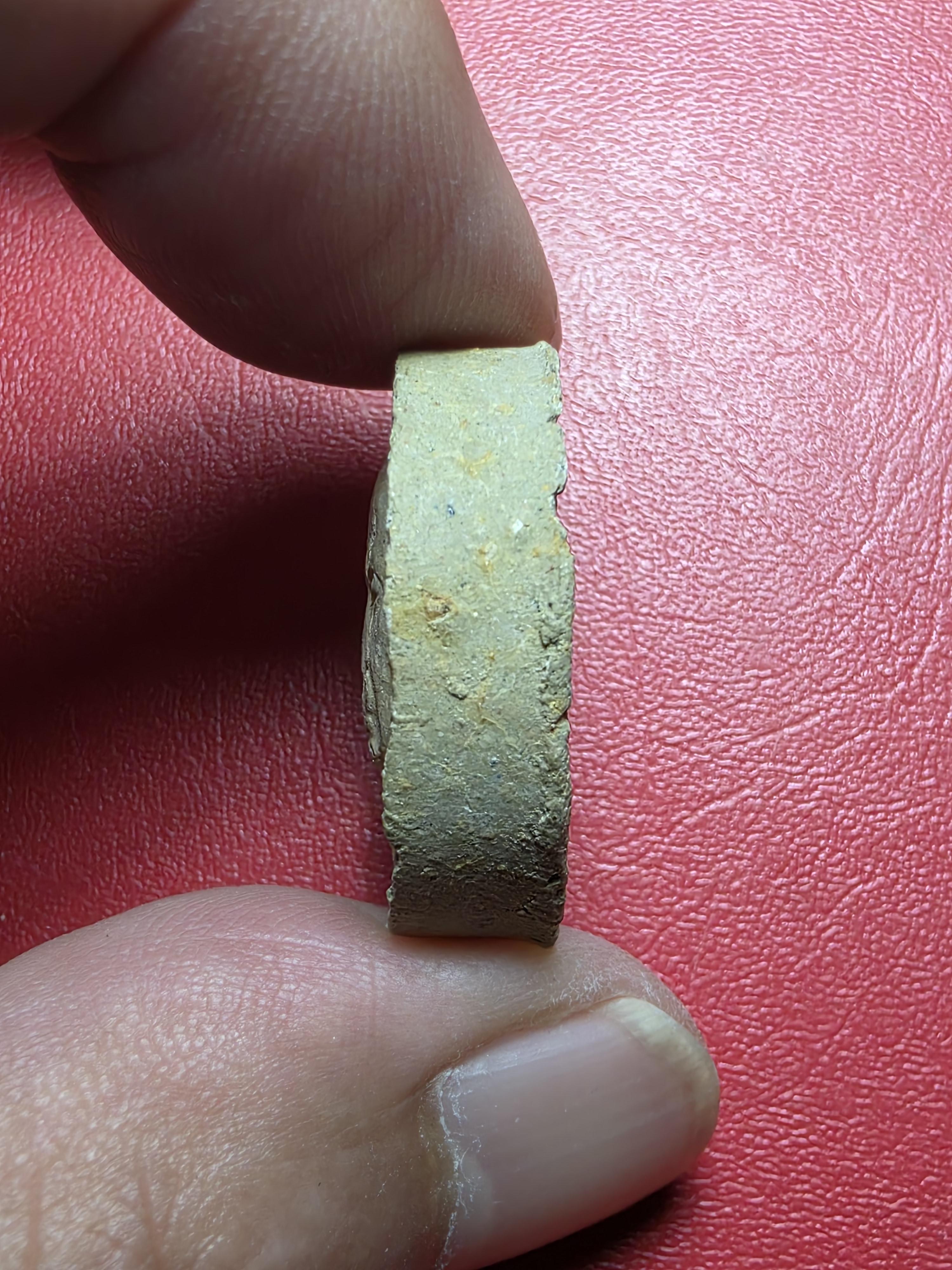 พระผงจันทร์ลอย หลังยันต์ หลวงปู่แผ้ว ปวโร วัดรางหมัน จ.นครปฐม(องค์ที่2)