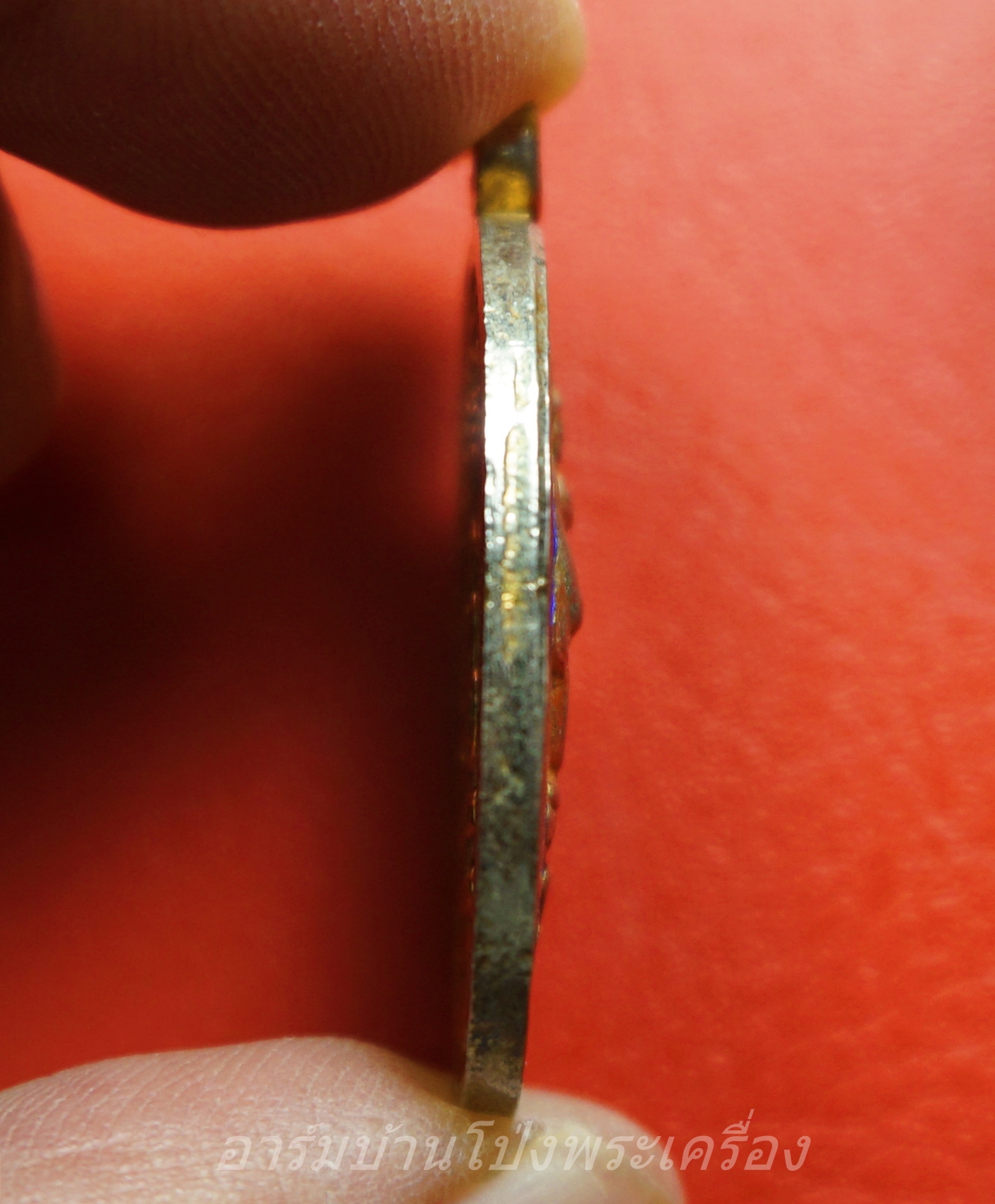 หลวงพ่อคูณ วัดบ้านไร่ รุ่นเพื่อชีวิต ปี๒๕๓๙ เนื้อกะไหล่ทองลงยาสีน้ำเงิน จัดสร้างโดยวงคาราบาว ด้านหลังตอกโค๊ต"จ"(องค์ที่1)