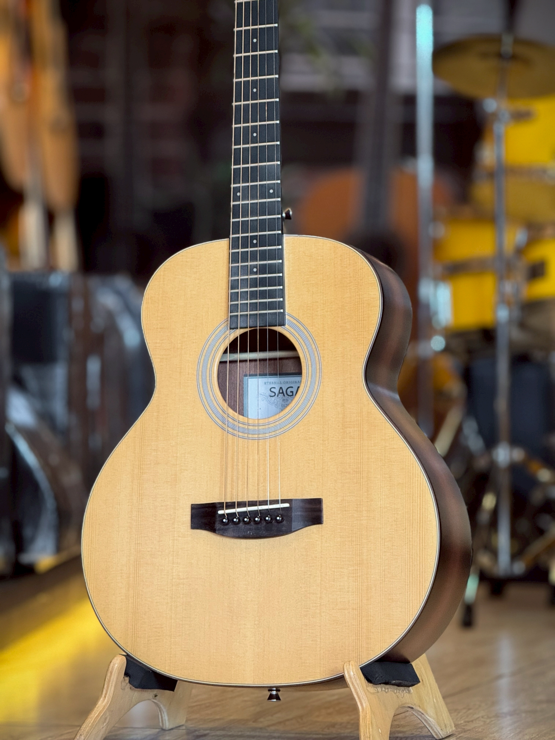 กีต้าร์โปร่ง Saga GS700 NA 36 นิ้ว ทัชชิ่งจับง่าย หน้าไม้แท้ พร้อม พร้อม ปิ๊ก ประแจ คาโป้ จูนเนอร์