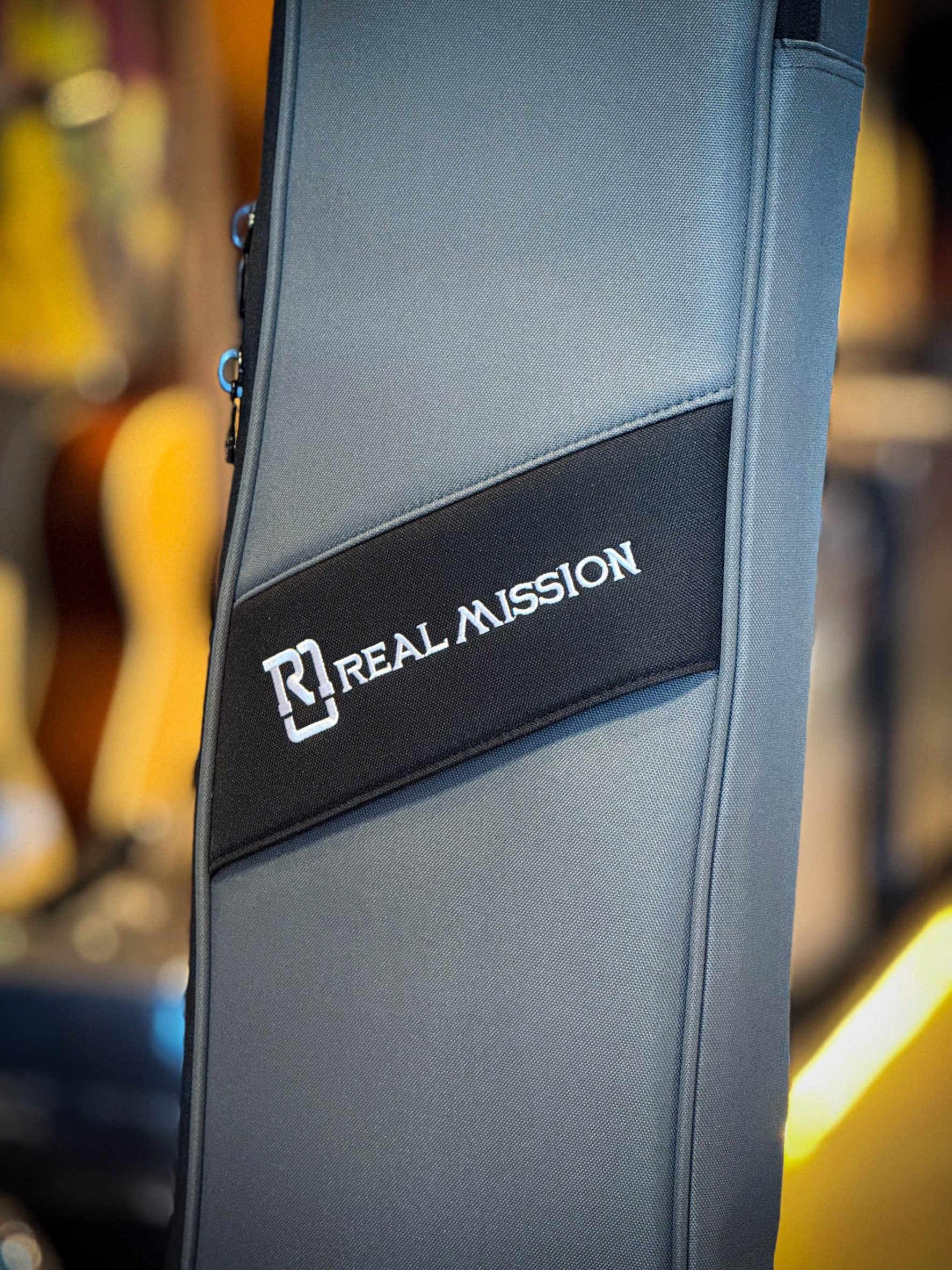 ซอฟเคสเบส Real Mission รุ่นผ้า ดำ/เทา ฟองน้ำหนามาก 20 มิล กระเป๋ากีต้าร์เบส มีหมอนรองคอ - ป้องกันการกระแทกอย่างดี