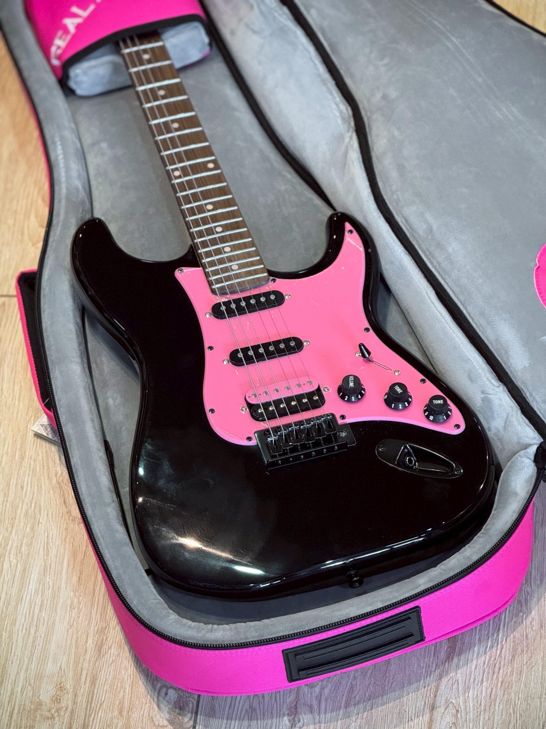 Real Mission สีเทาเข้ม ซอฟเคสกีตาร์ไฟฟ้า Soft Case กระเป๋ากีตาร์ไฟฟ้า ป้องกันการกระแทกได้ดี วัสดุกันน้ำ งานหนามาก