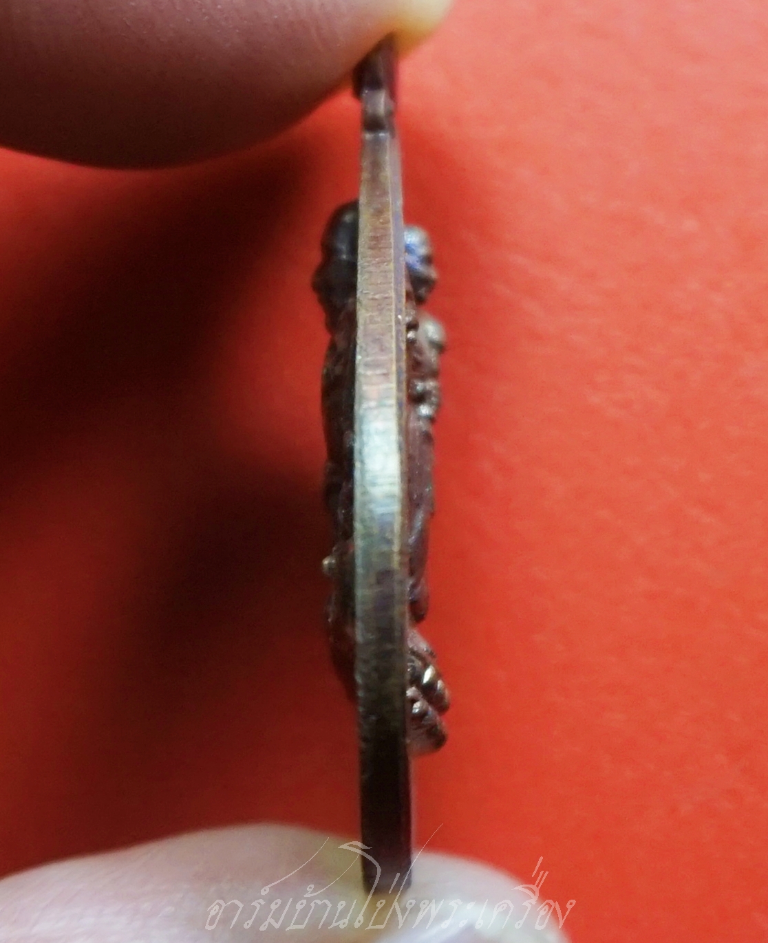 หลวงปู่ทวด ยืนมั่นคง ด้านหลัง หลวงปู่ดู่ พรหมปัญโญ วัดแม่ตะไคร้ จ.เชียงใหม่ รุ่นทานบารมี๑ ปี๒๕๕๔ ยิงโค๊ตเลเซอร์หมายเลข31108 เนื้อทองแดงรมดำ(องค์ที่3