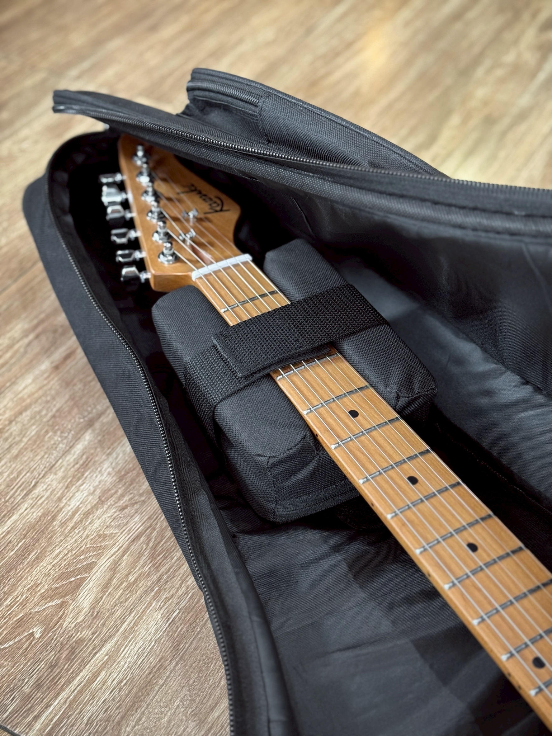 กระเป๋ากีตาร์ไฟฟ้า Fender สีดำ ซอฟเคสกีตาร์ไฟฟ้า บุฟองน้ำ12มิล มีสายสะพายหลัง ปรับความยาวสายได้