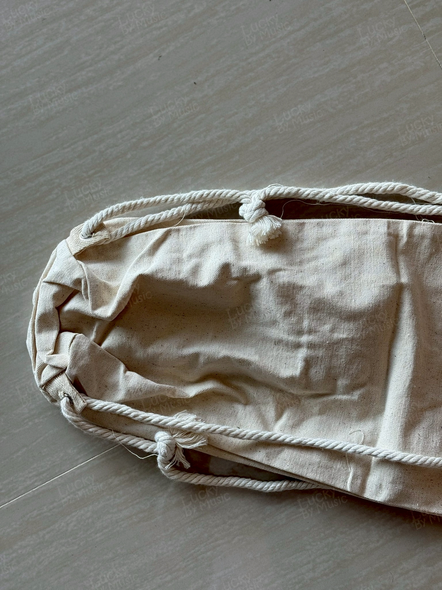 กระเป๋าผ้าใส่เมโลเดี้ยน ผ้าดิบหนา มีสายสะพายสองเส้น รูดเชือกปิดกระเป๋าได้