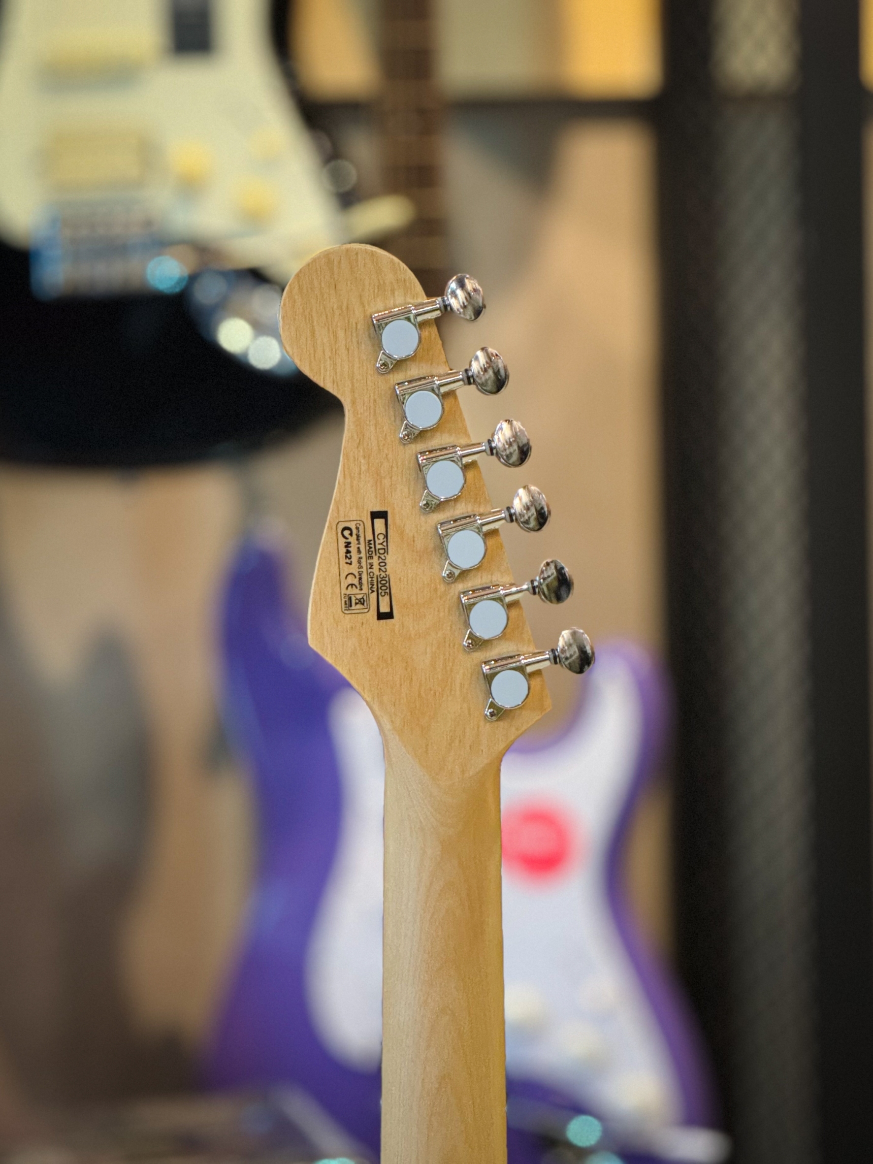 Siam Music กีต้าร์ไฟฟ้า ST-001 ปิ๊กอัพ SSS สีซันเบิร์ส พร้อม กระเป๋า ตู้แอมป์ 10 วัตต์