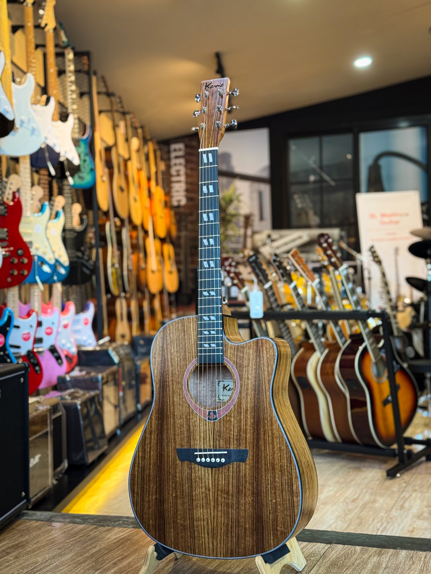 Kama กีตาร์โปร่ง รุ่น K-4117C ขนาด 41 นิ้ว เสียงกังวาน ไม้วอลนัท พร้อม กระเป๋าNami ปิ๊ก4อัน ประแจ คาโป้