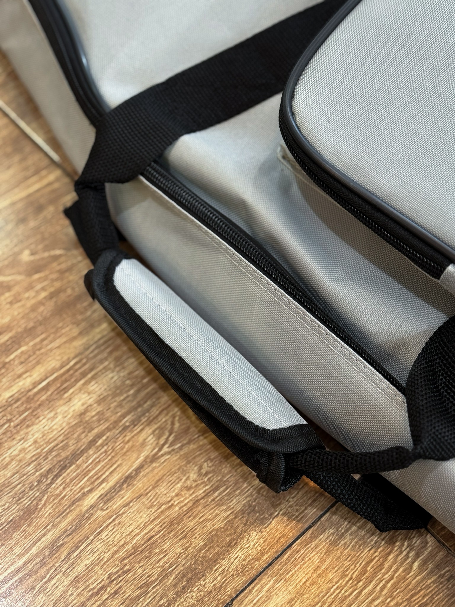 Fender กระเป๋าเบสไฟฟ้า บุฟองน้ำหนา 5 มิล ซอฟเคสเบสไฟฟ้า พร้อมสายคล้องคอ หูหิ้ว สายสะพายไหล่ปรับได้ สำหรับเบสทุกรูปทรง ขนาดมาตรฐาน 4-5 สาย